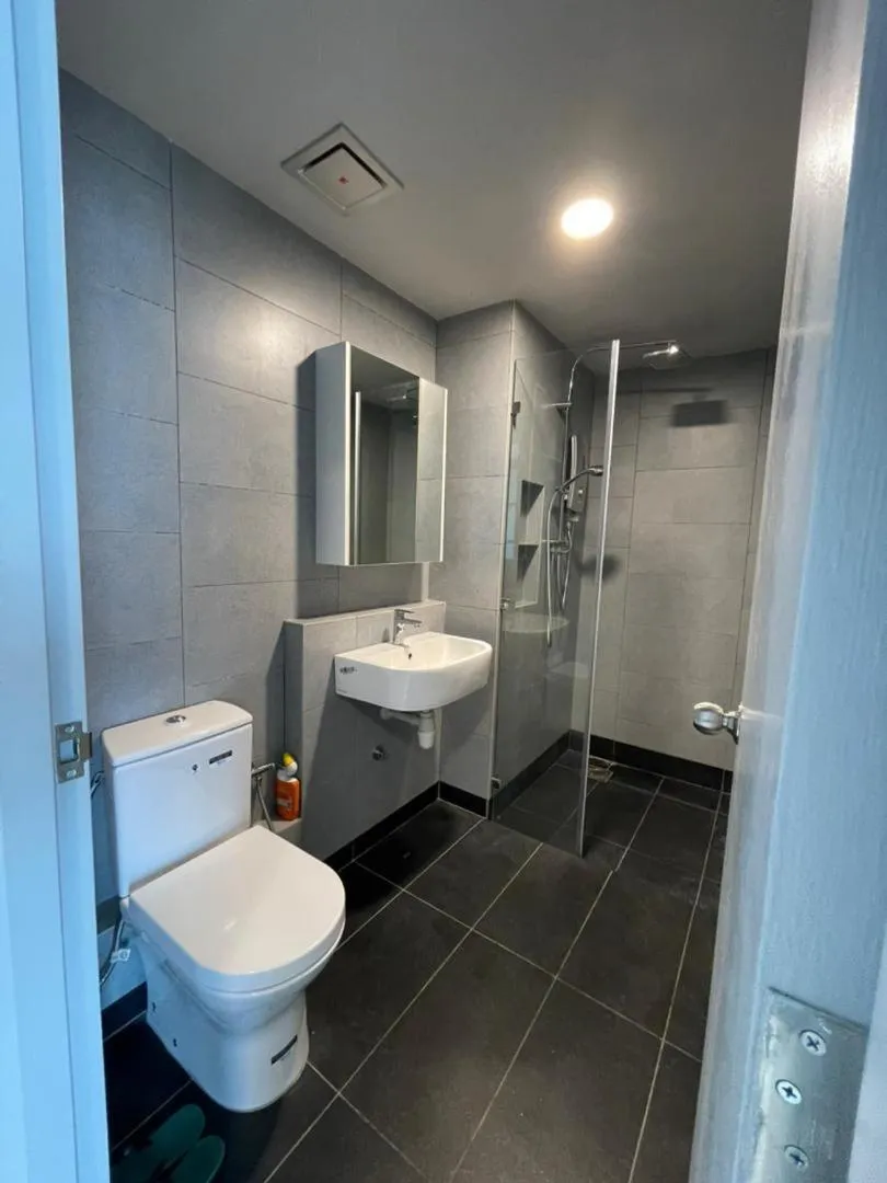 Bathroom in Jesselton Quay by Pinstay