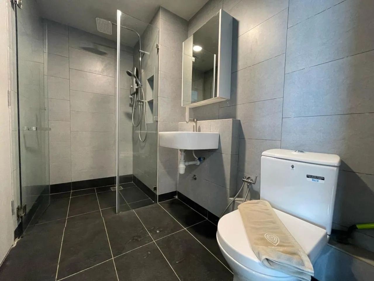 Bathroom in Jesselton Quay by Pinstay