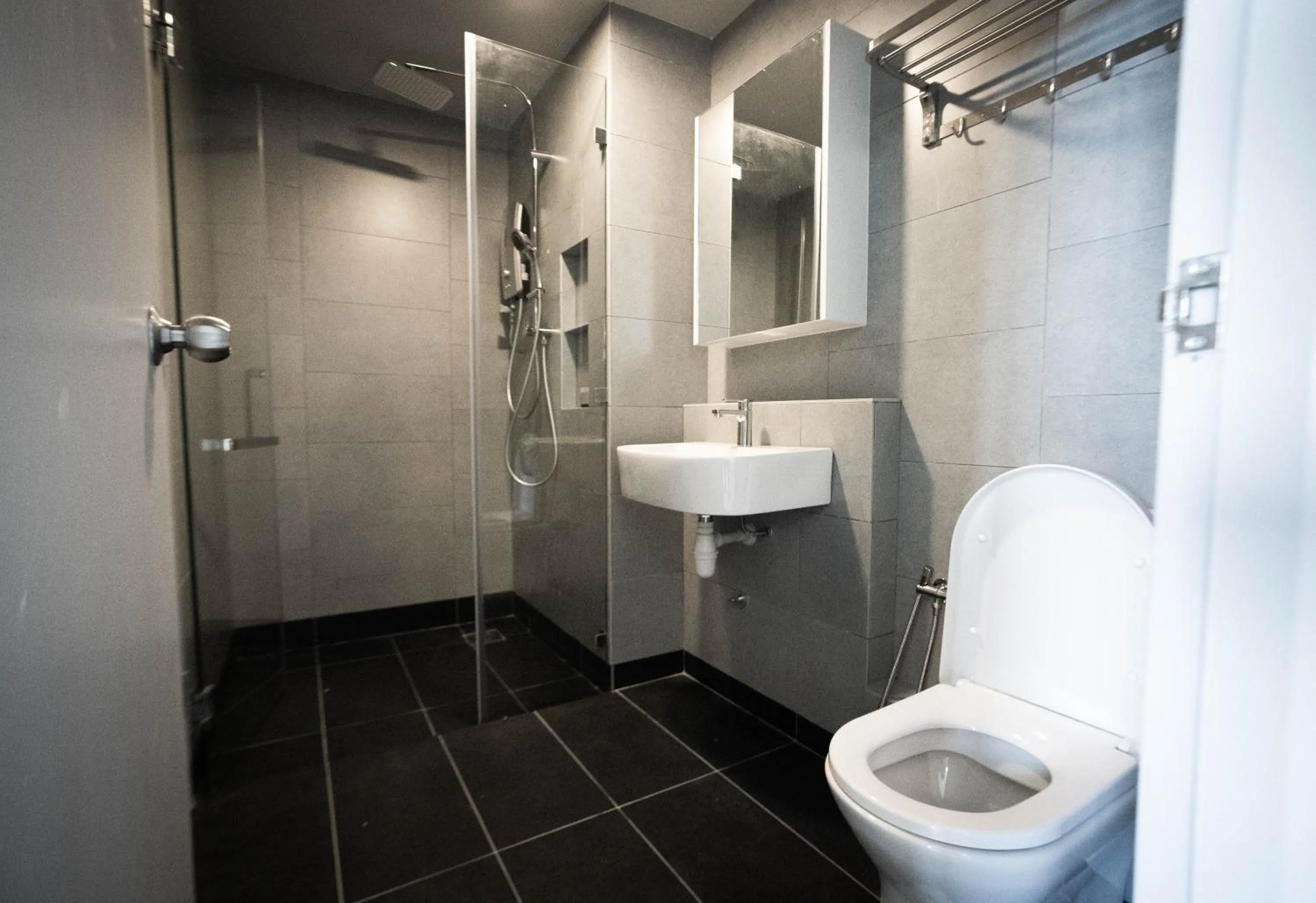 Bathroom in Jesselton Quay by Pinstay