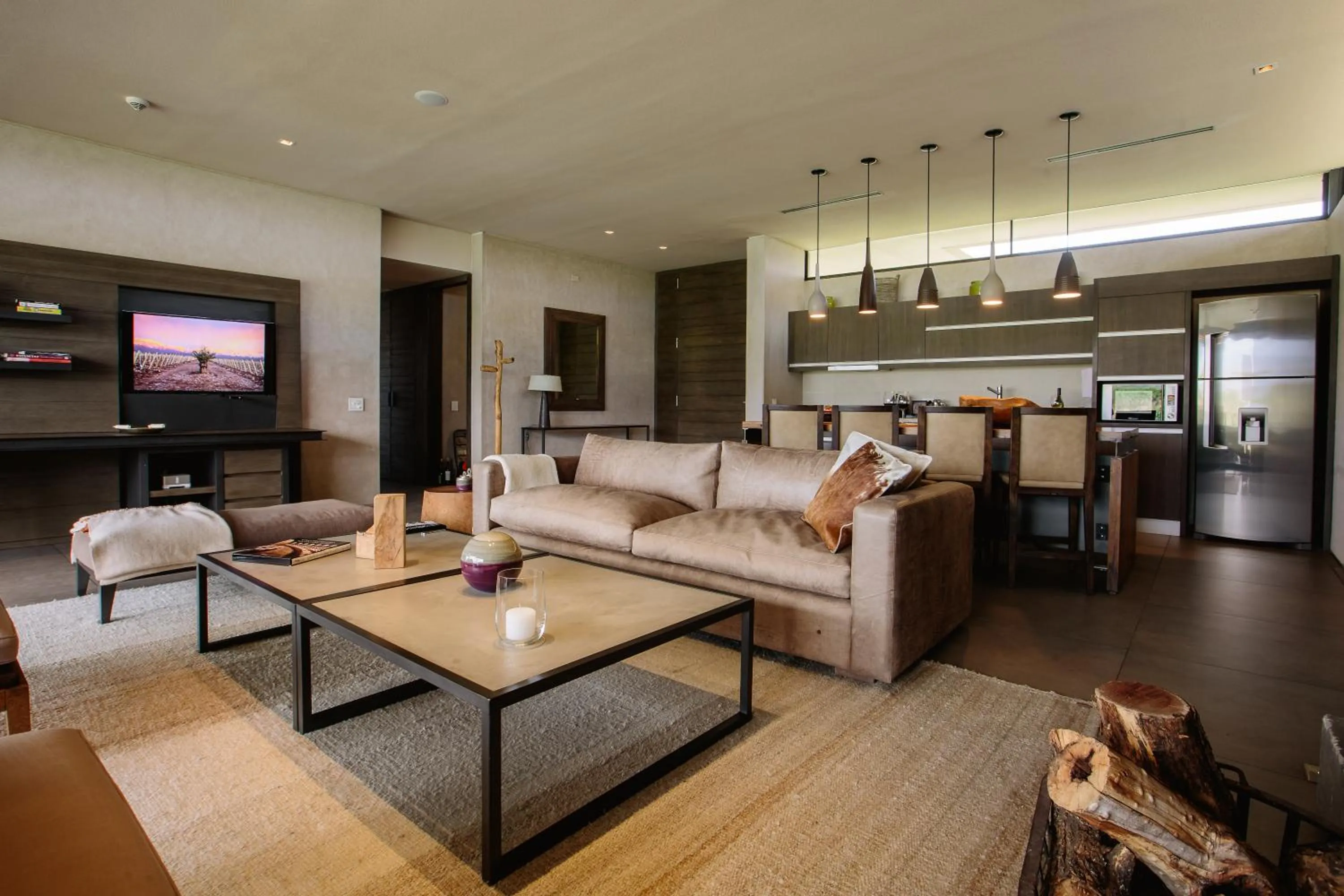 Communal lounge/ TV room in The Vines Resort & Spa