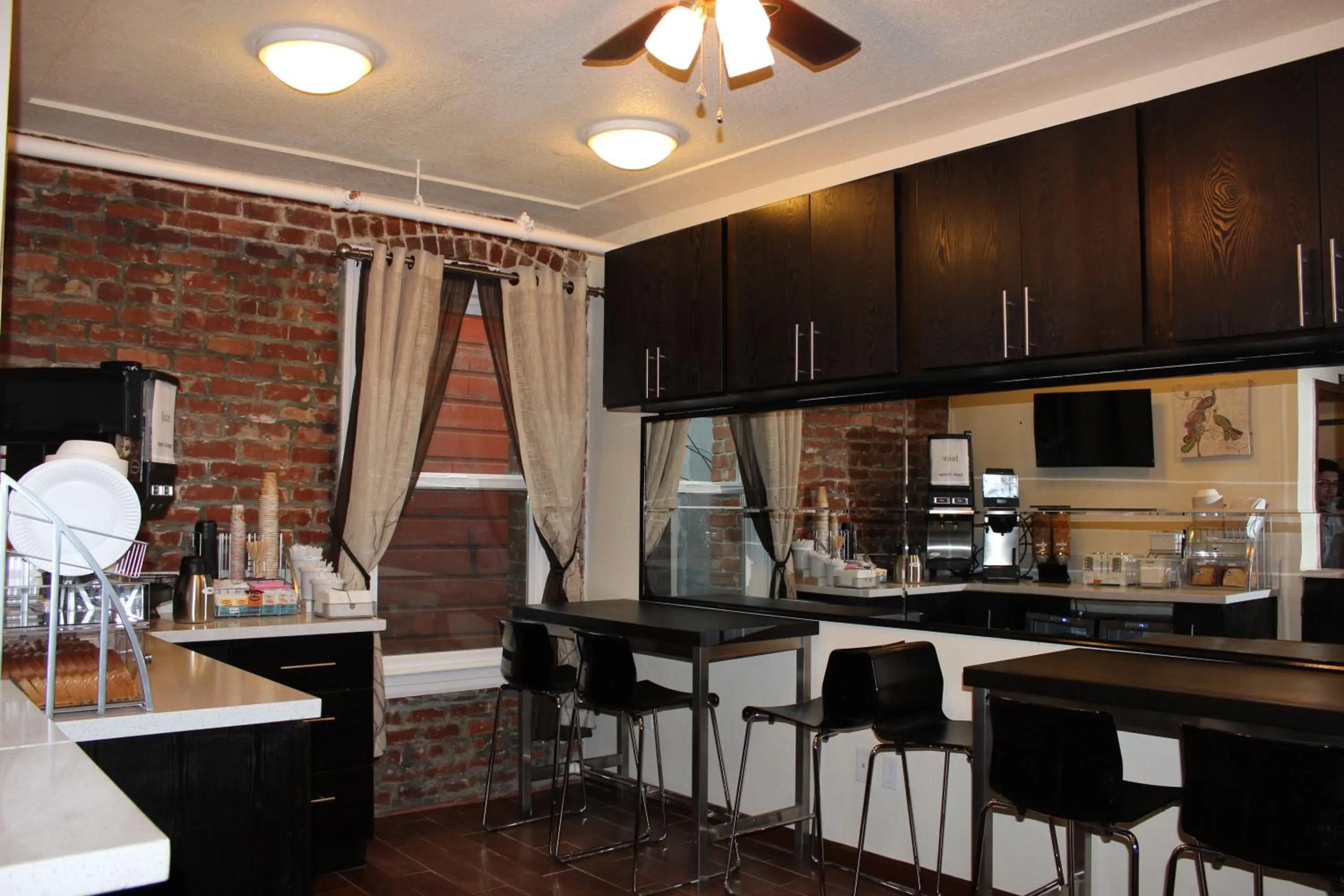 Restaurant/places to eat in Inn on Folsom