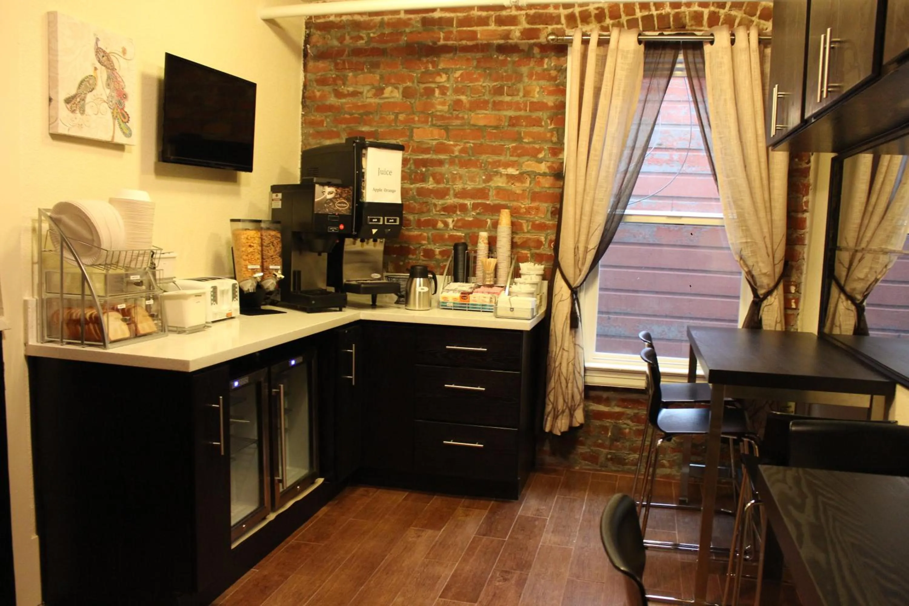 Restaurant/places to eat in Inn on Folsom