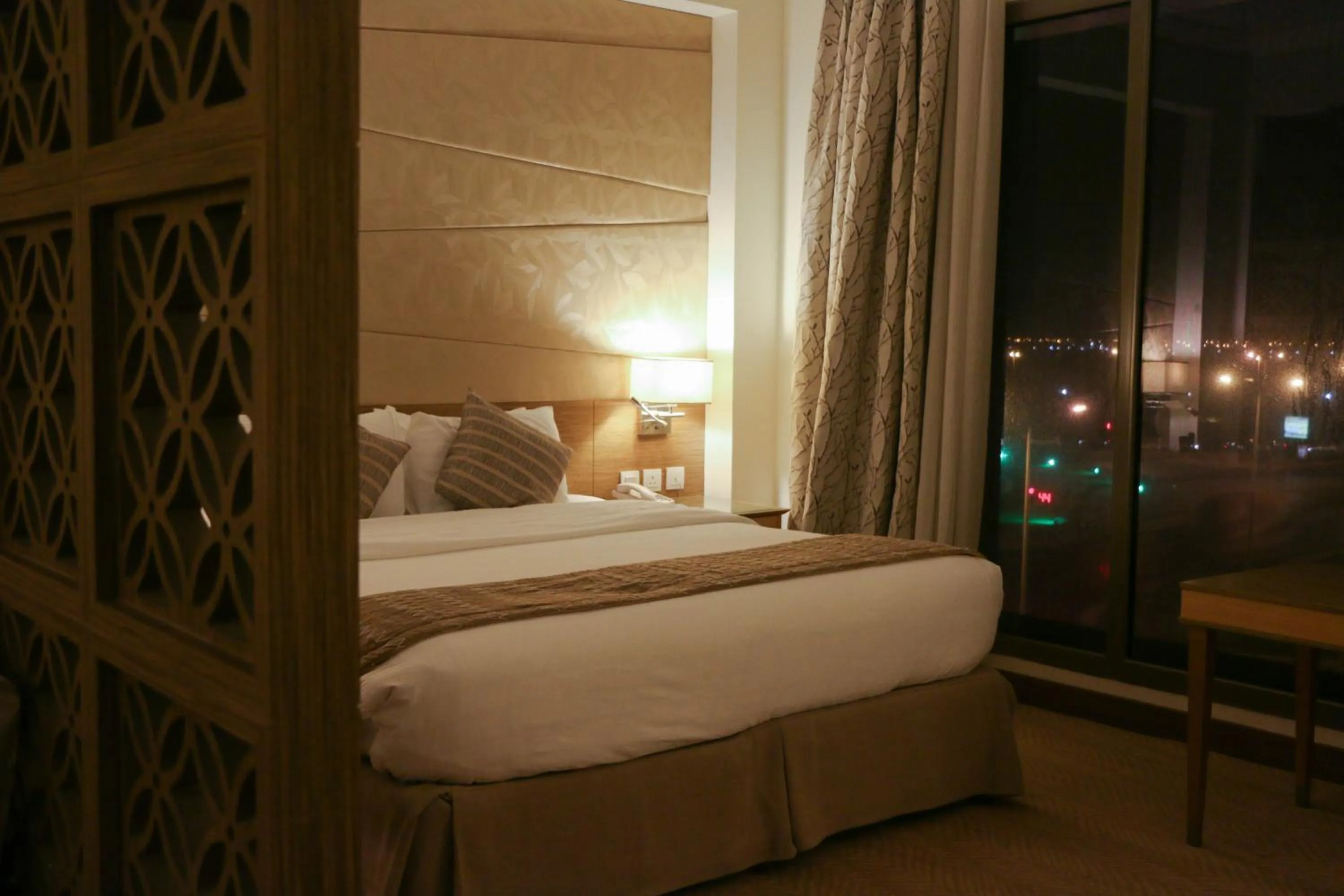 Bedroom, Bed in Golden Tulip Dammam Corniche Hotel