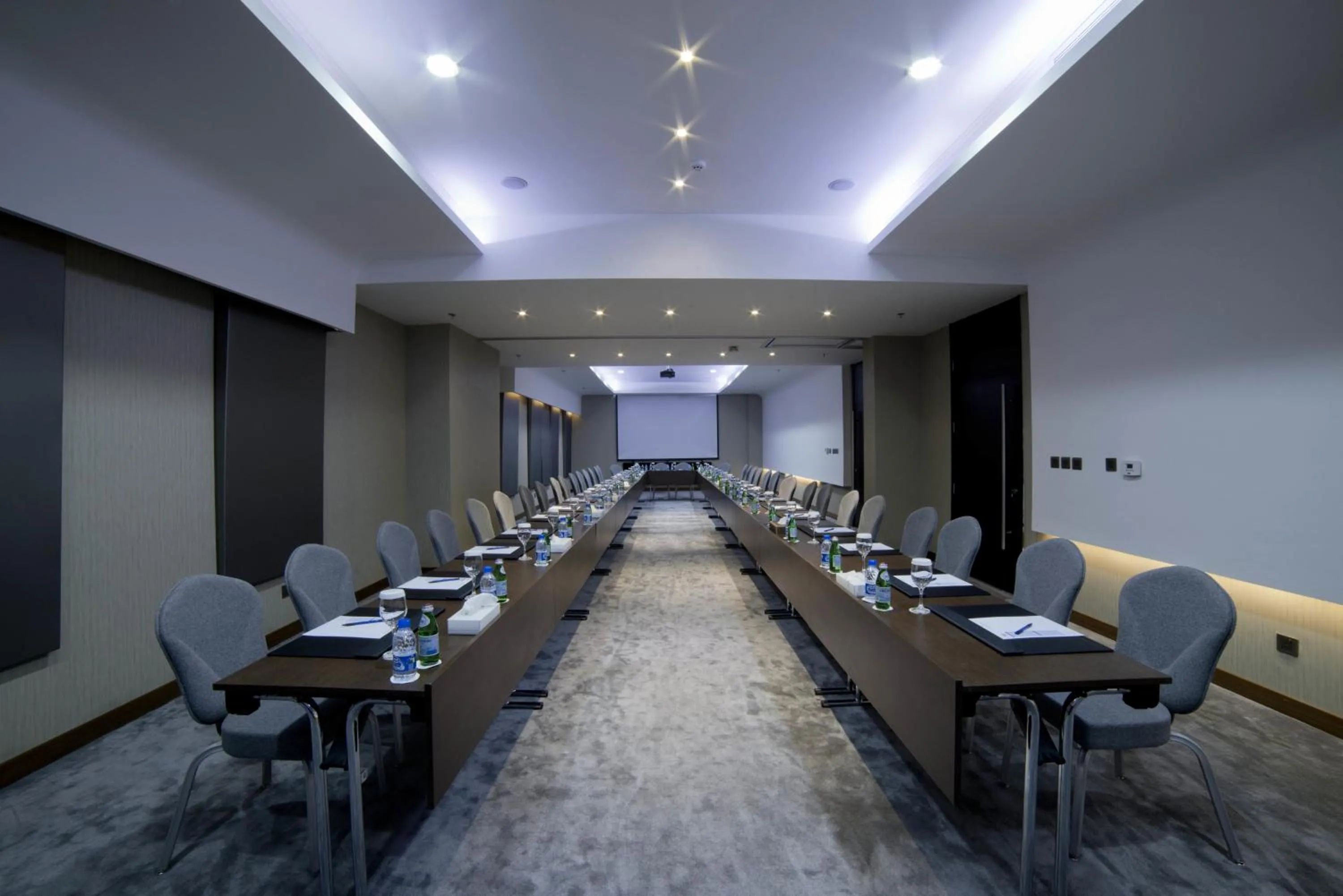 Business facilities in Golden Tulip Dammam Corniche Hotel