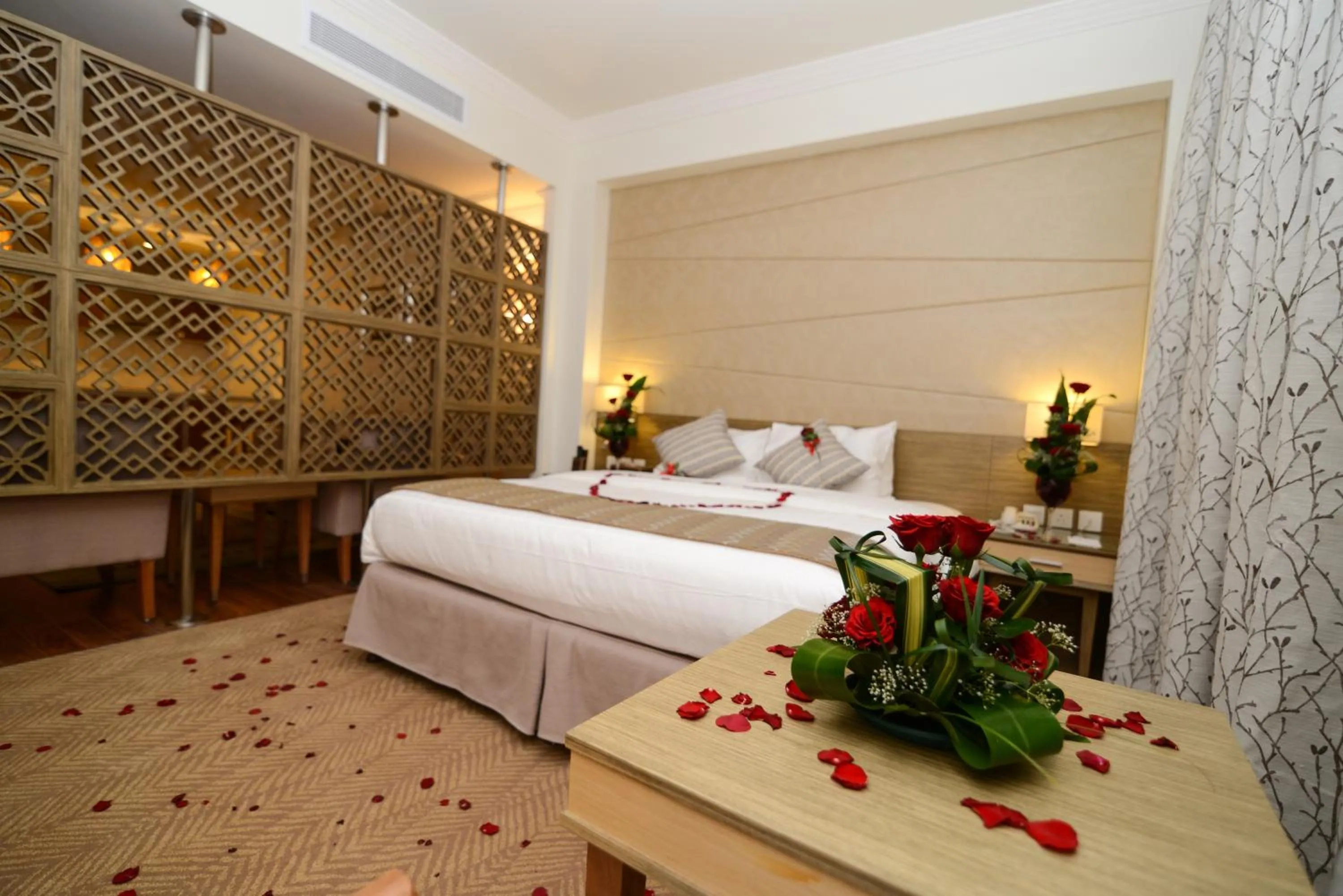 Bedroom, Bed in Golden Tulip Dammam Corniche Hotel
