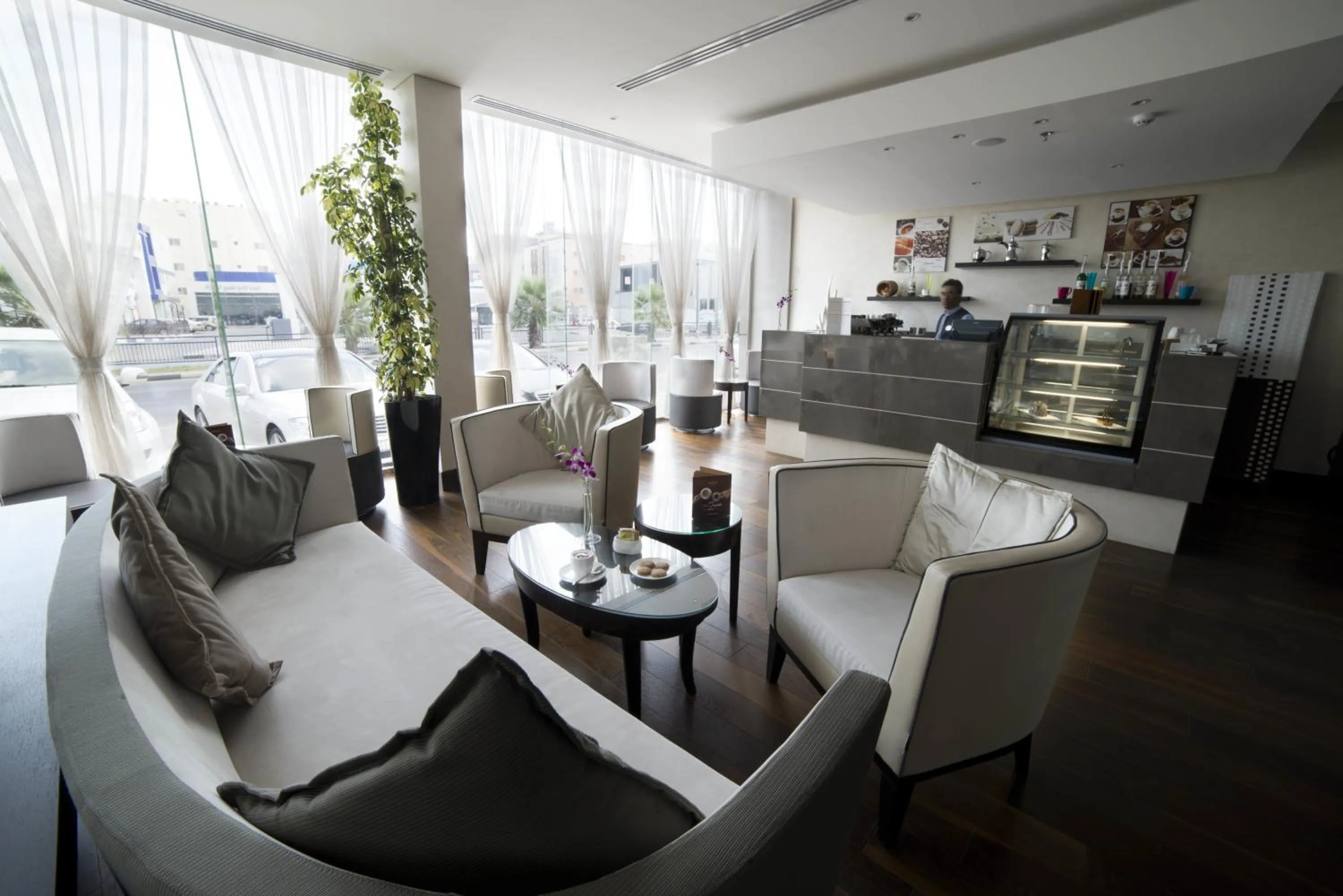 Lounge or bar in Golden Tulip Dammam Corniche Hotel