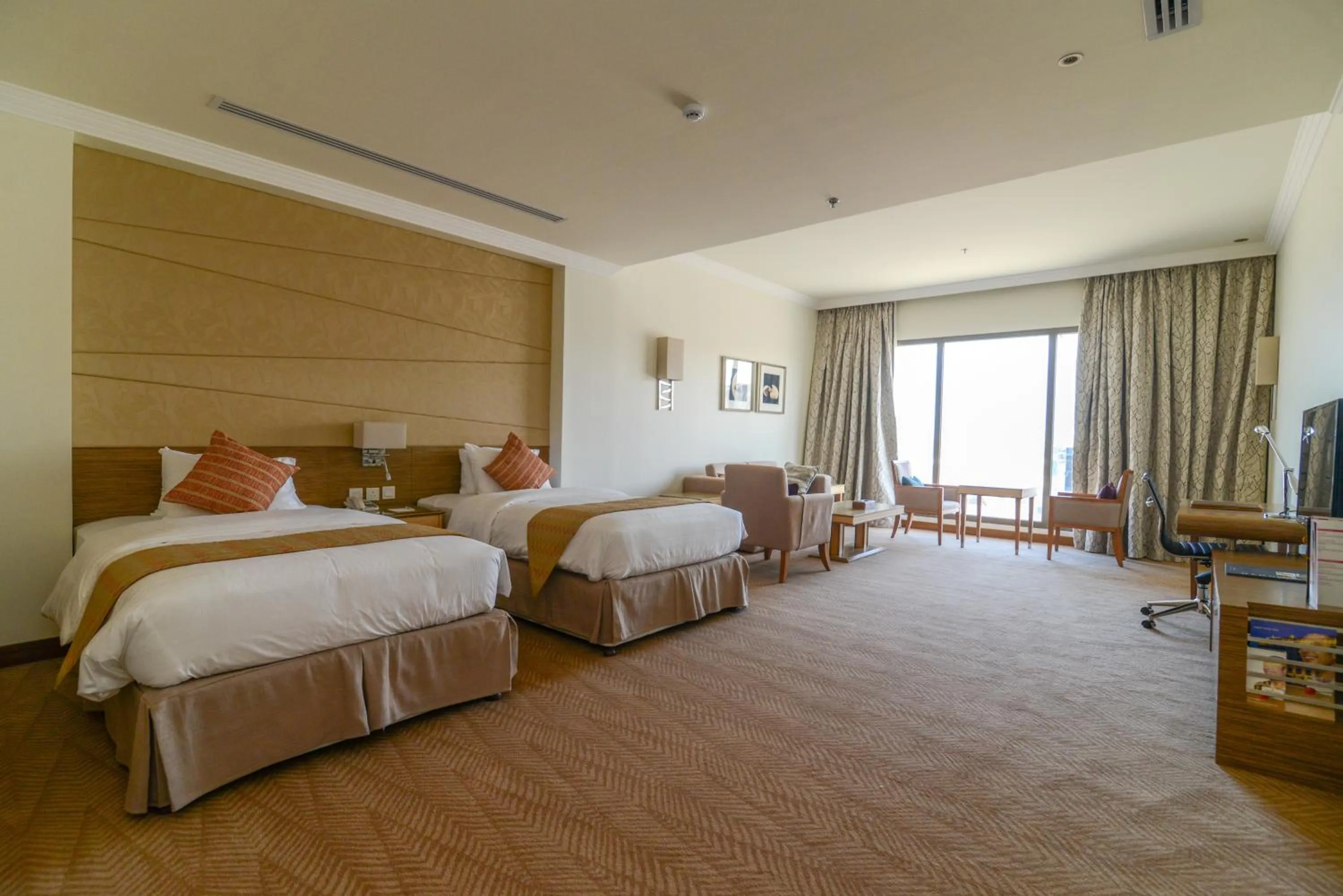 Bedroom, Bed in Golden Tulip Dammam Corniche Hotel