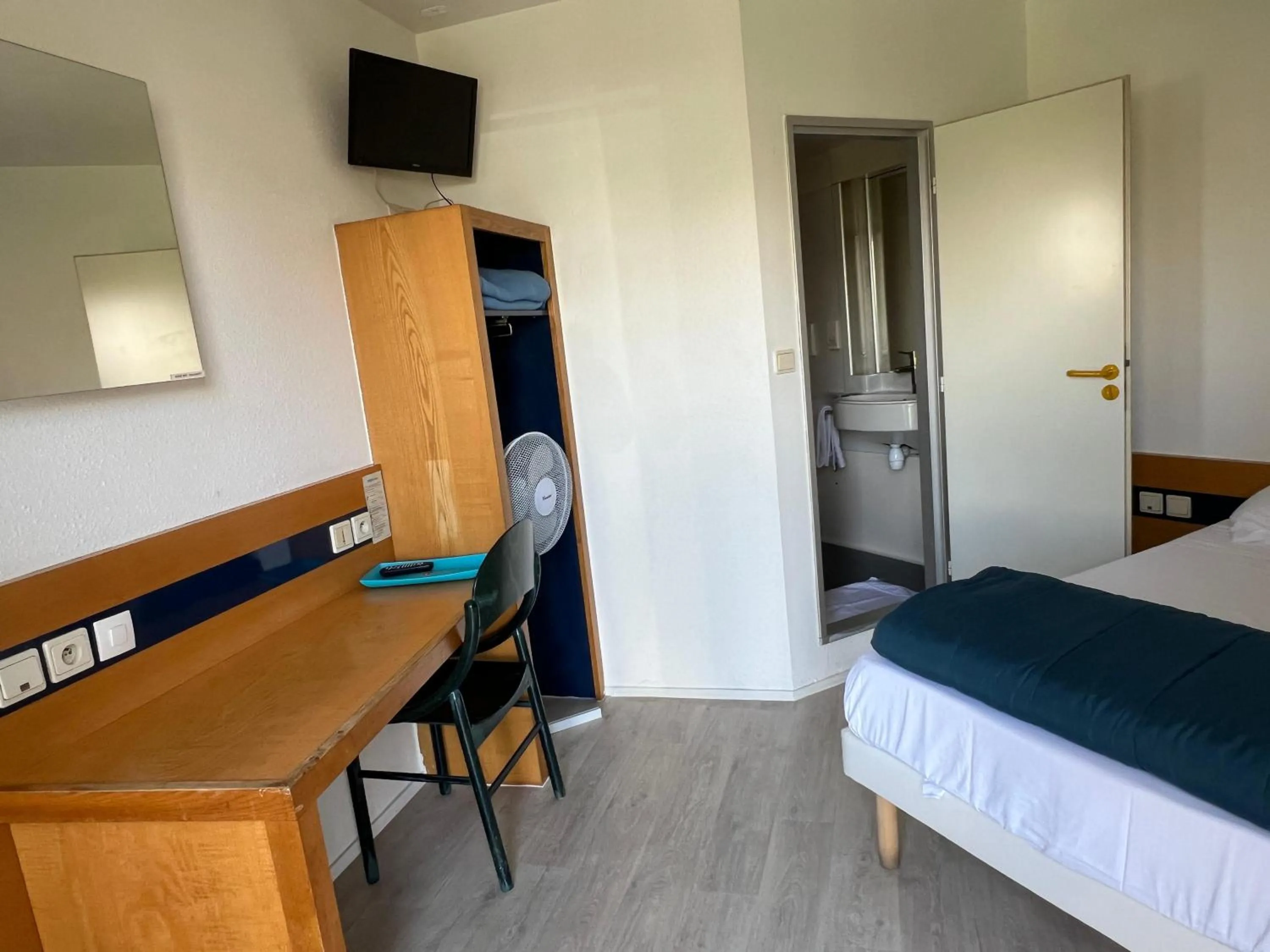 TV and multimedia, Bed in Hotel Charme En Maconnais Fasthotel Macon Nord