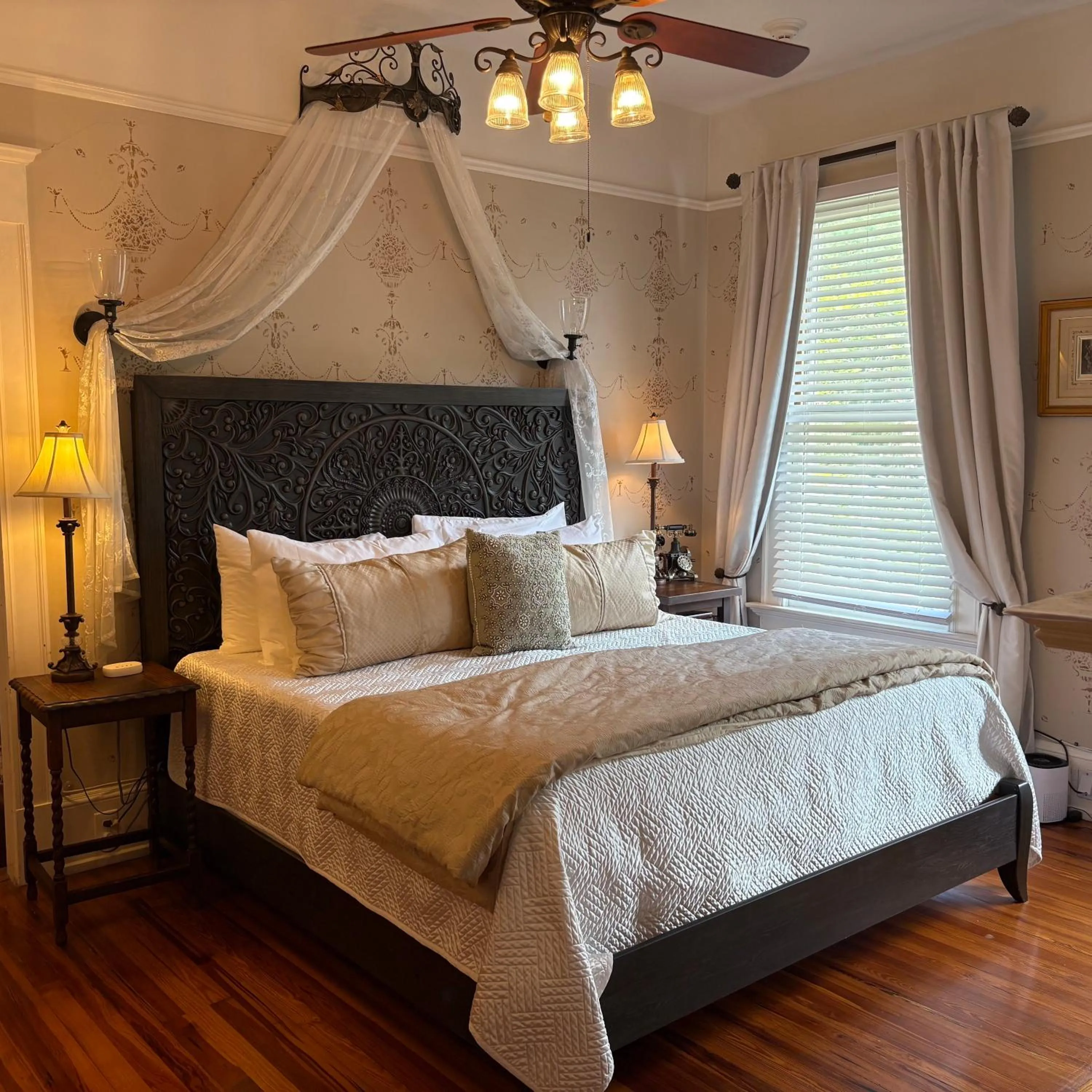 Bed in Hoyt House Luxury Bed & Breakfast