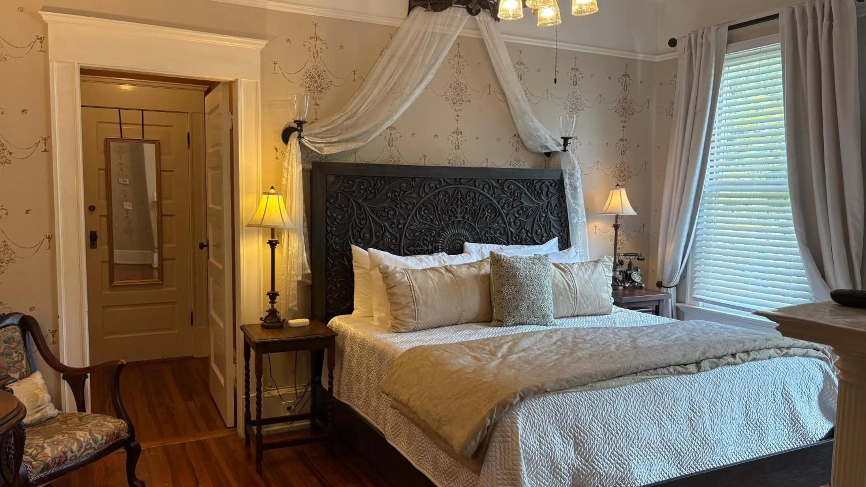 Bed in Hoyt House Luxury Bed & Breakfast