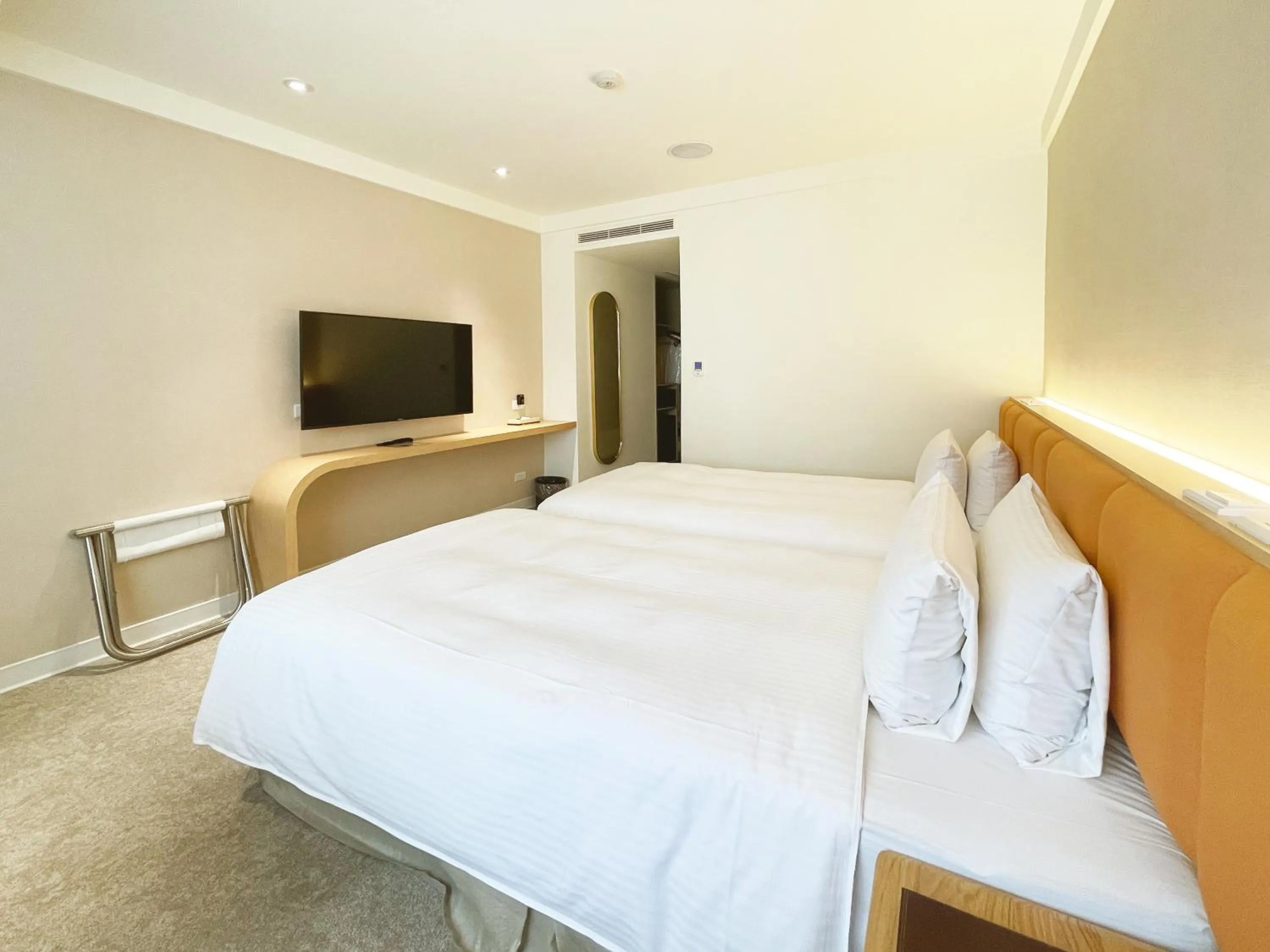 Property building, Bed in Hotel Tainan