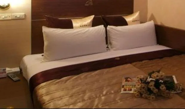 Bed in Golden Swallow Hotel