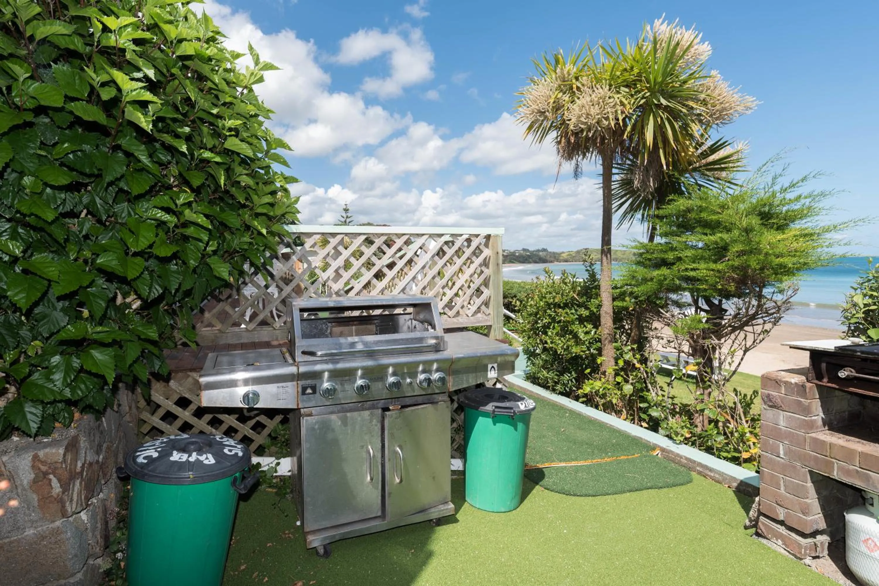 BBQ facilities in San Marino Motor Lodge Absolute Beachfront