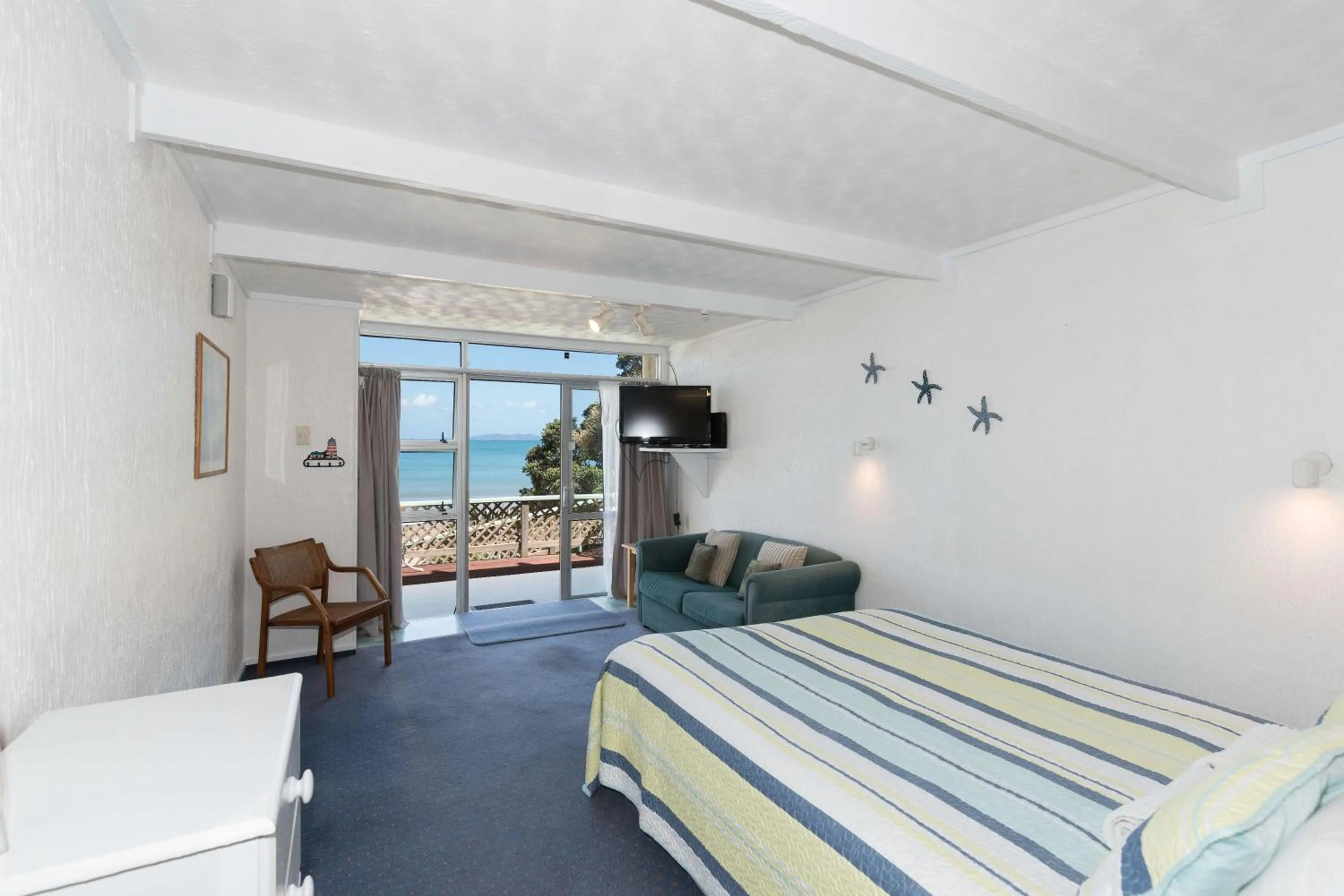 Living room in San Marino Motor Lodge Absolute Beachfront