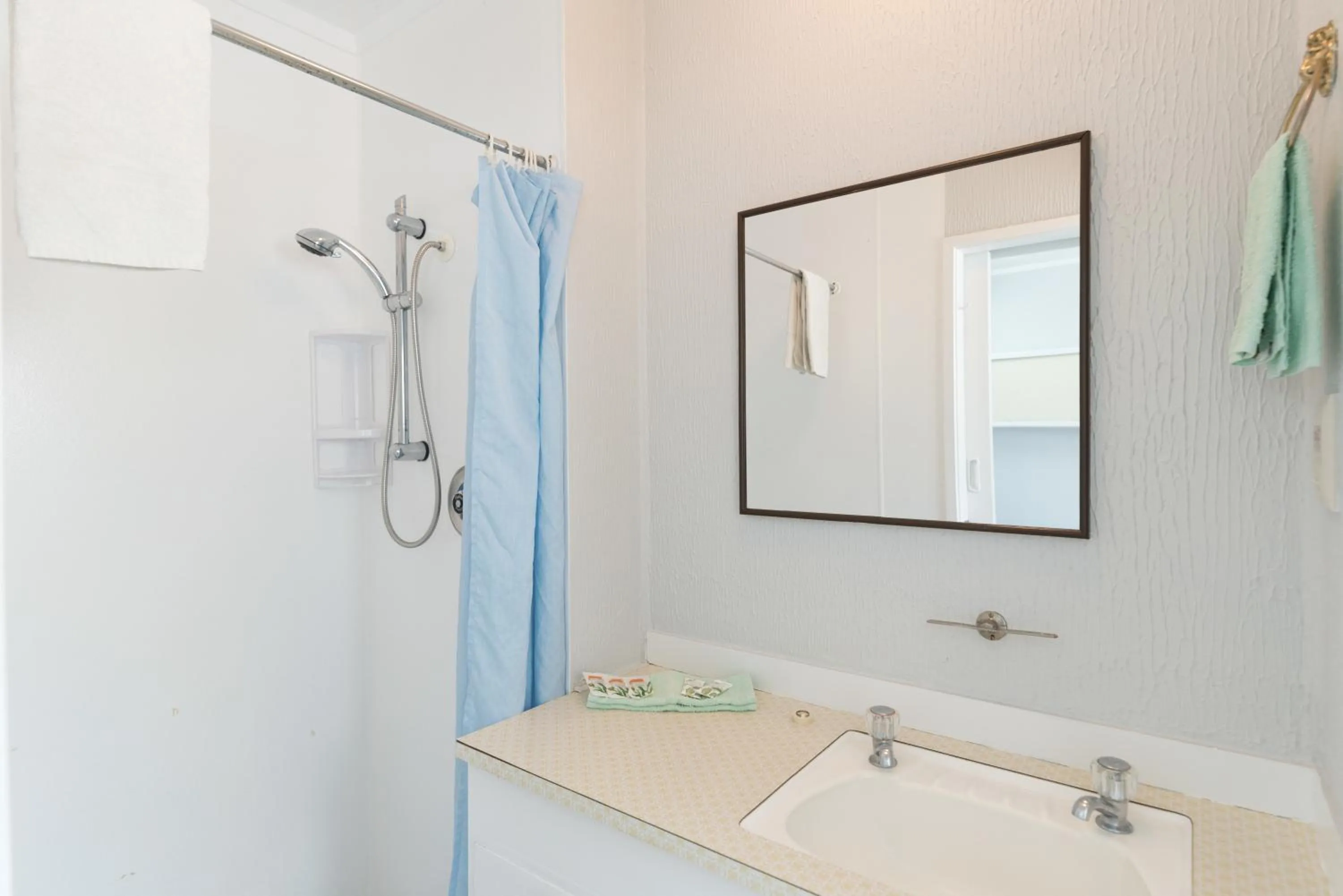 Bathroom in San Marino Motor Lodge Absolute Beachfront