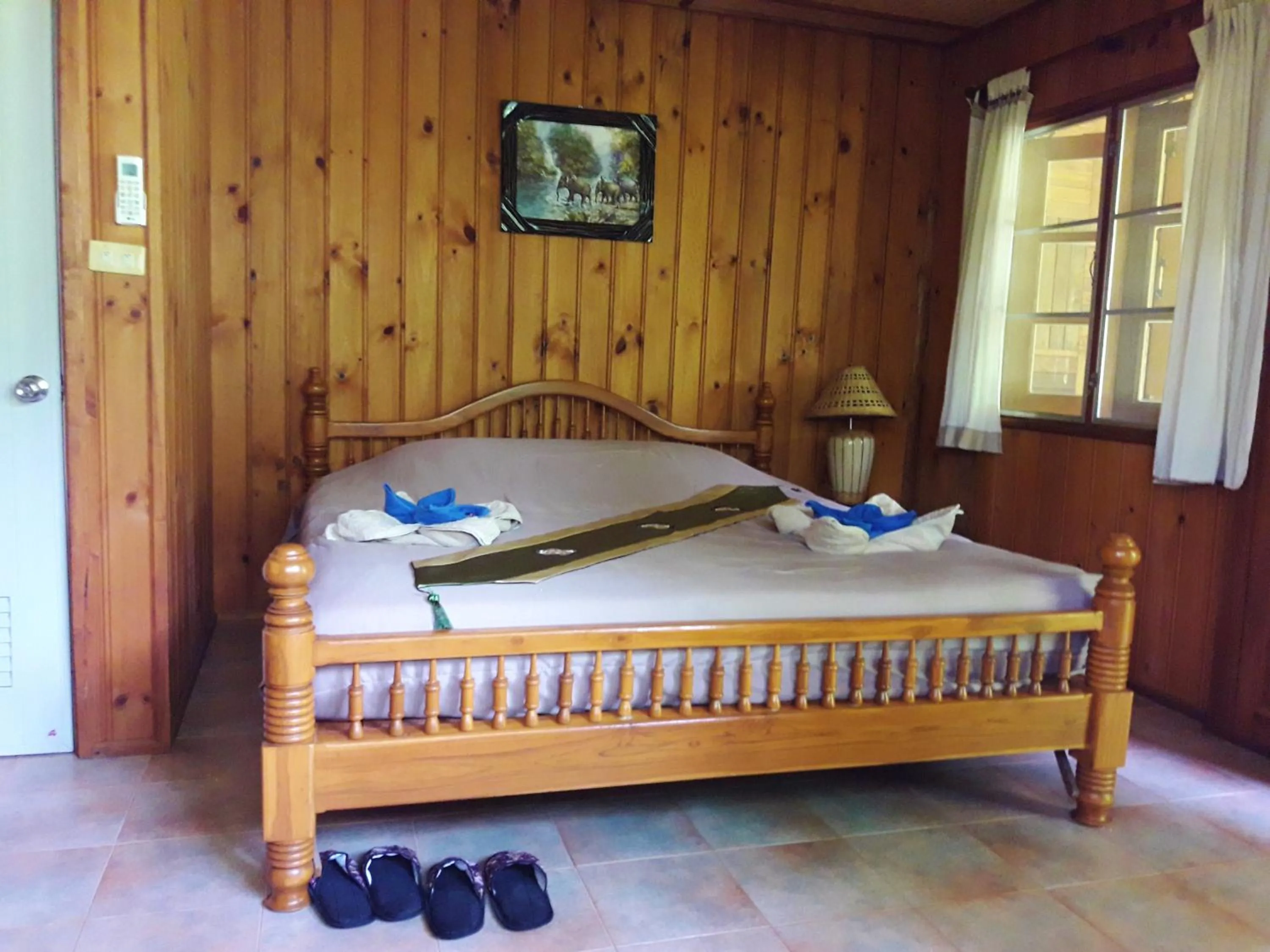 Photo of the whole room, Bed in Huan Chiang Dao Resort