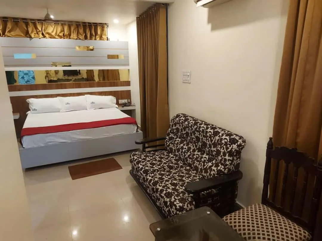 Seating area, Bed in Hotel Menaka