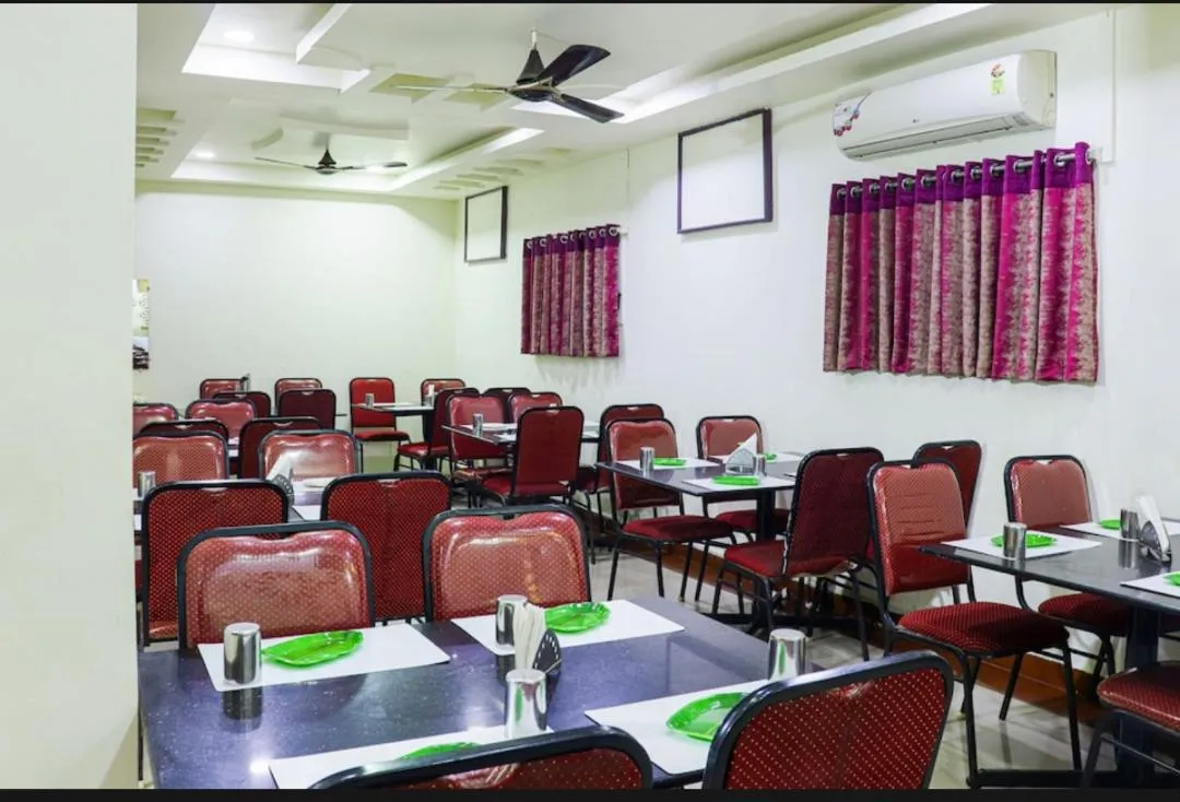 Restaurant/places to eat in Hotel Menaka