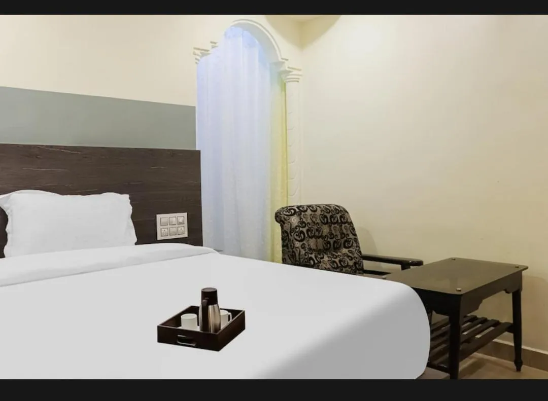 Seating area, Bed in Hotel Menaka