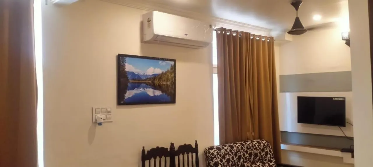 Communal lounge/ TV room in Hotel Menaka