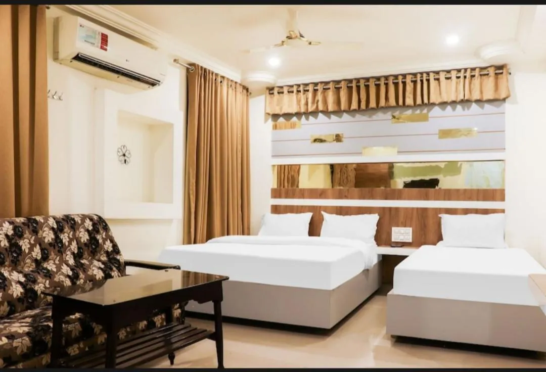 Seating area, Bed in Hotel Menaka