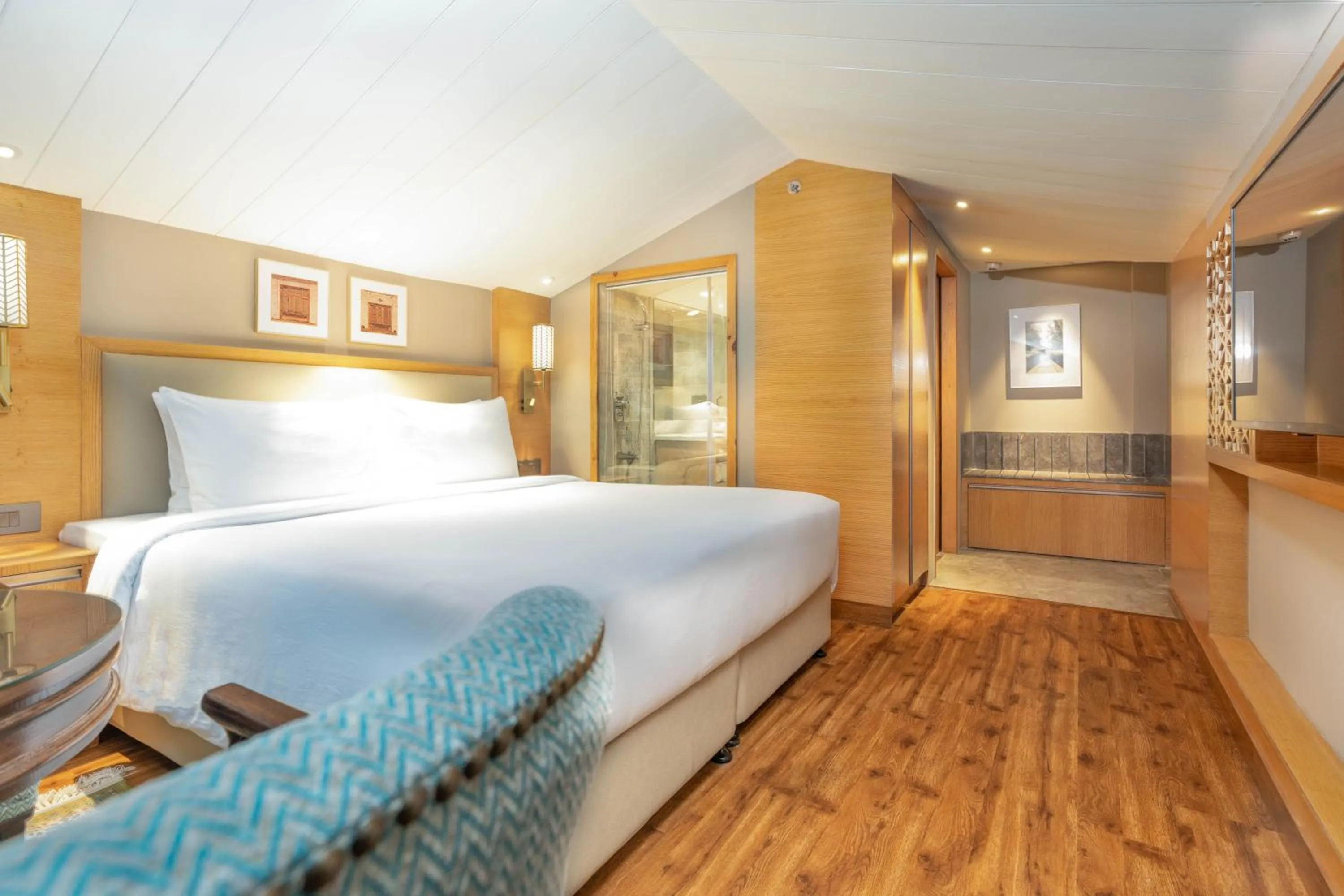 Guests, Bed in Radisson Golf Resort Pahalgam