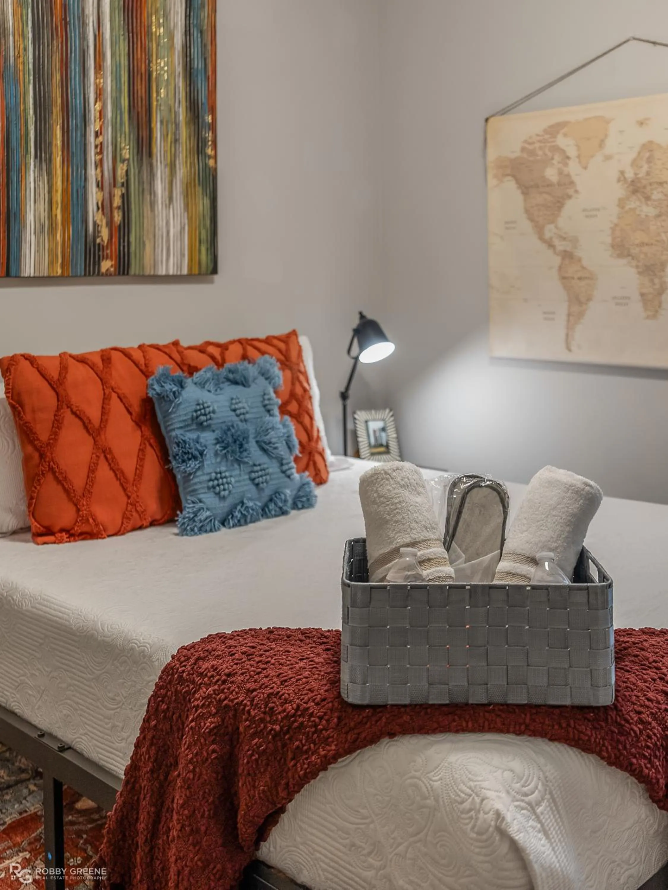 Bed in Modern Regional Art Gallery Home - Spacious & New! Tv in each room