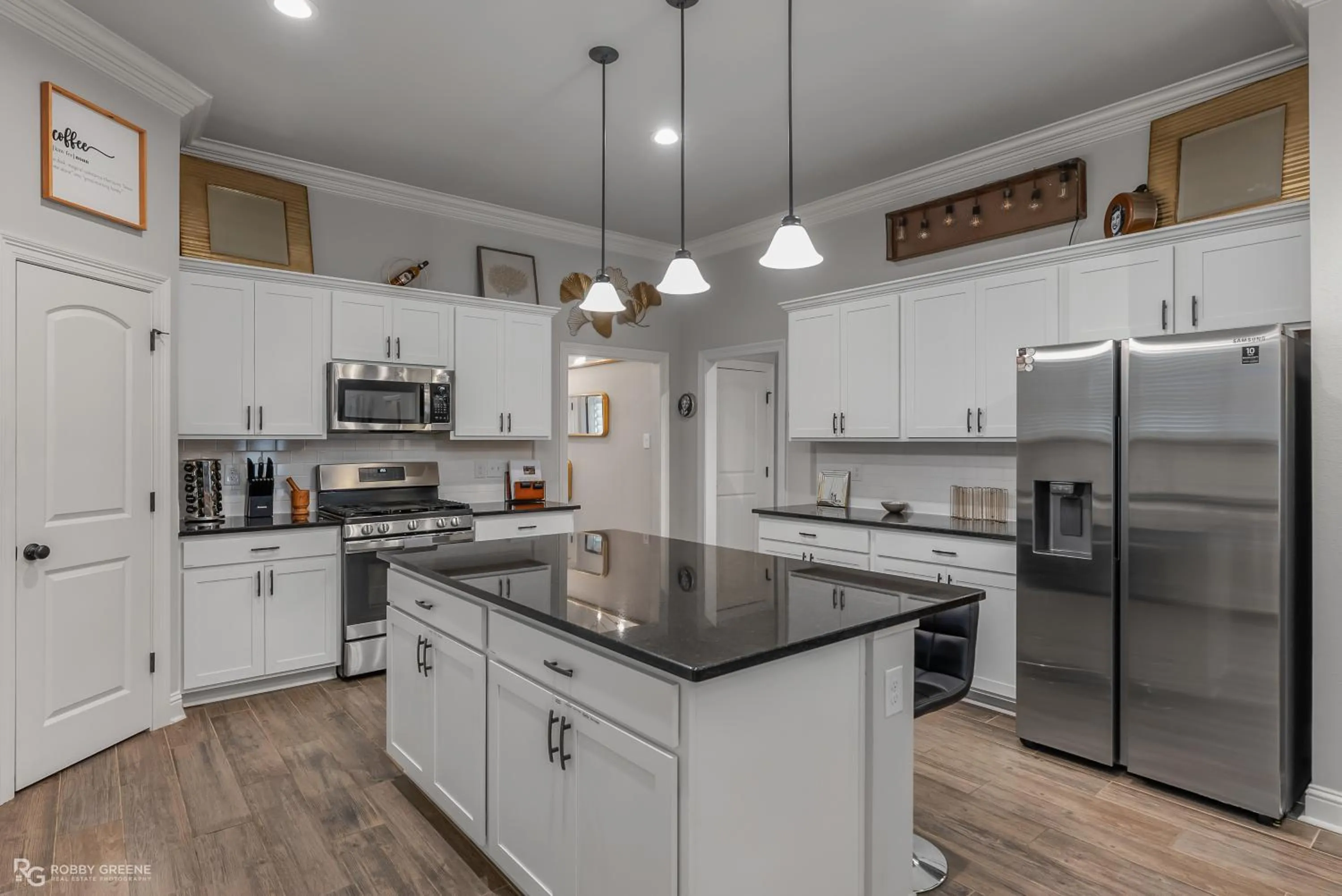 Kitchen or kitchenette in Modern Regional Art Gallery Home - Spacious & New! Tv in each room