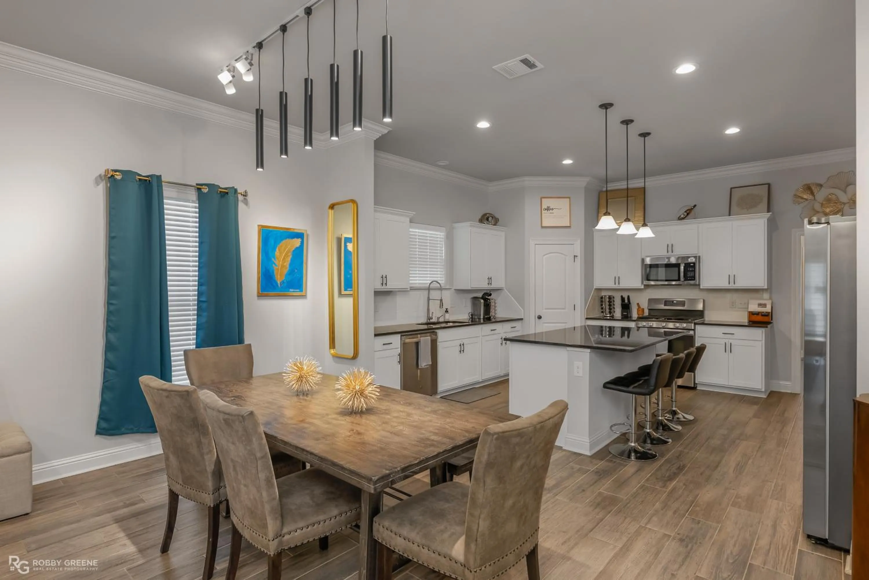 Modern Regional Art Gallery Home - Spacious & New! Tv in each room