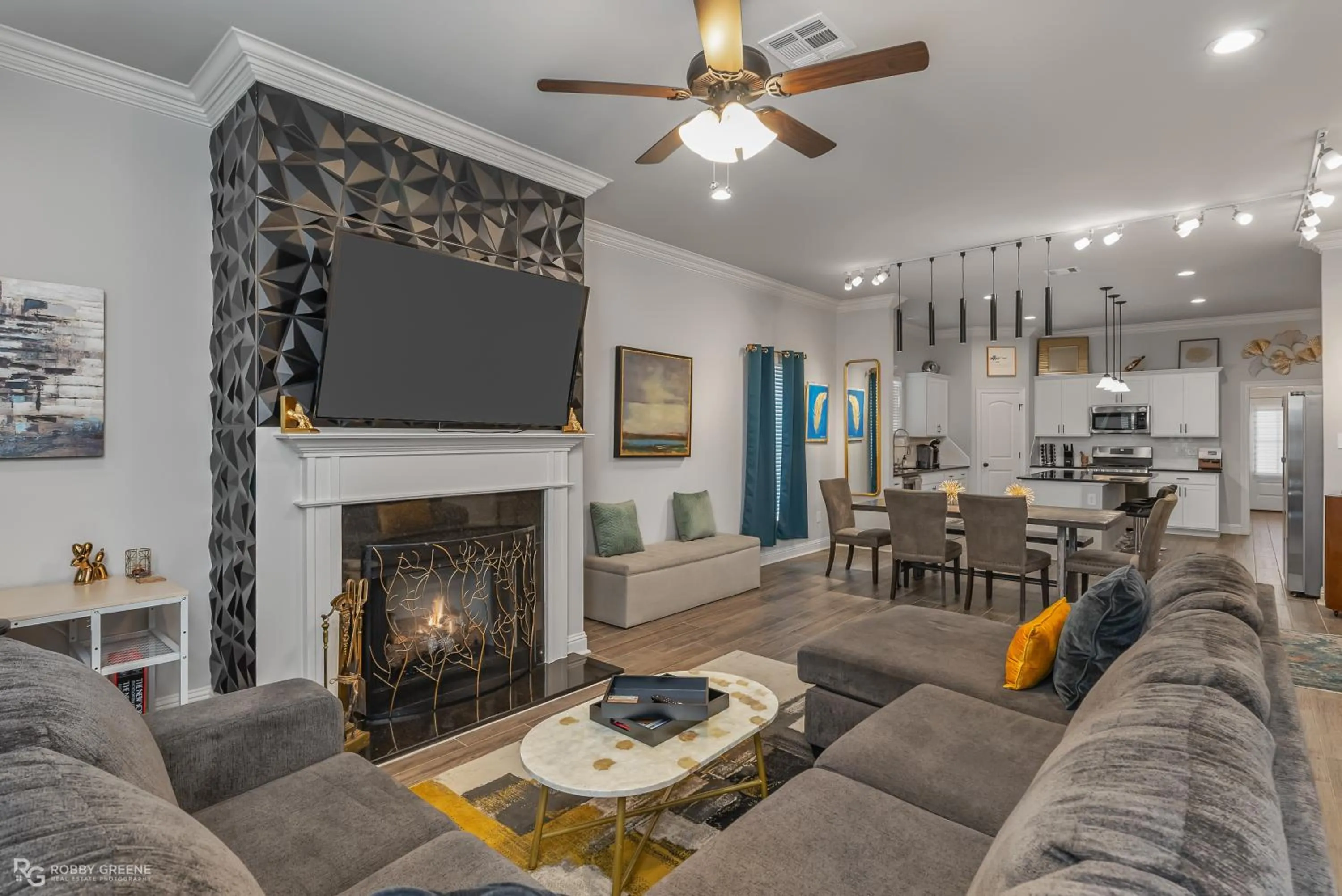 Communal lounge/ TV room in Modern Regional Art Gallery Home - Spacious & New! Tv in each room