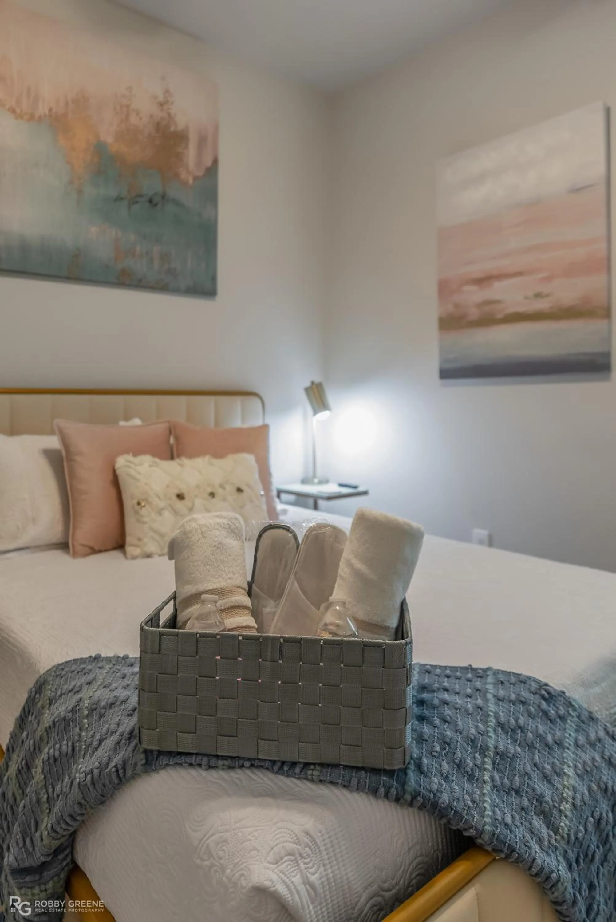 Bed in Modern Regional Art Gallery Home - Spacious & New! Tv in each room