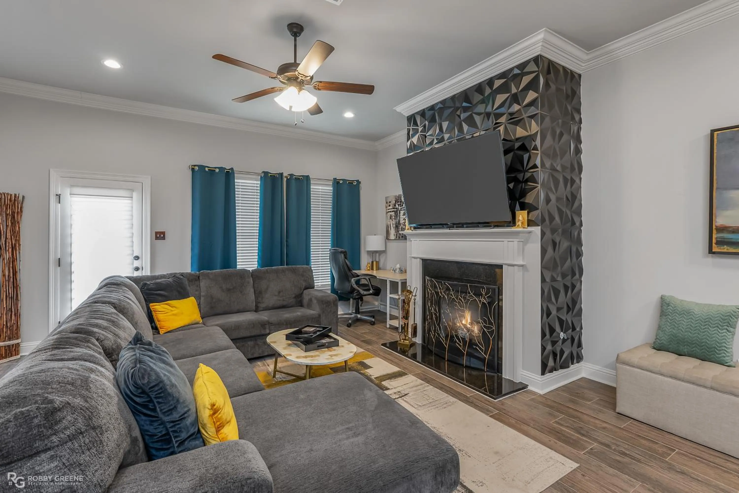 Communal lounge/ TV room in Modern Regional Art Gallery Home - Spacious & New! Tv in each room