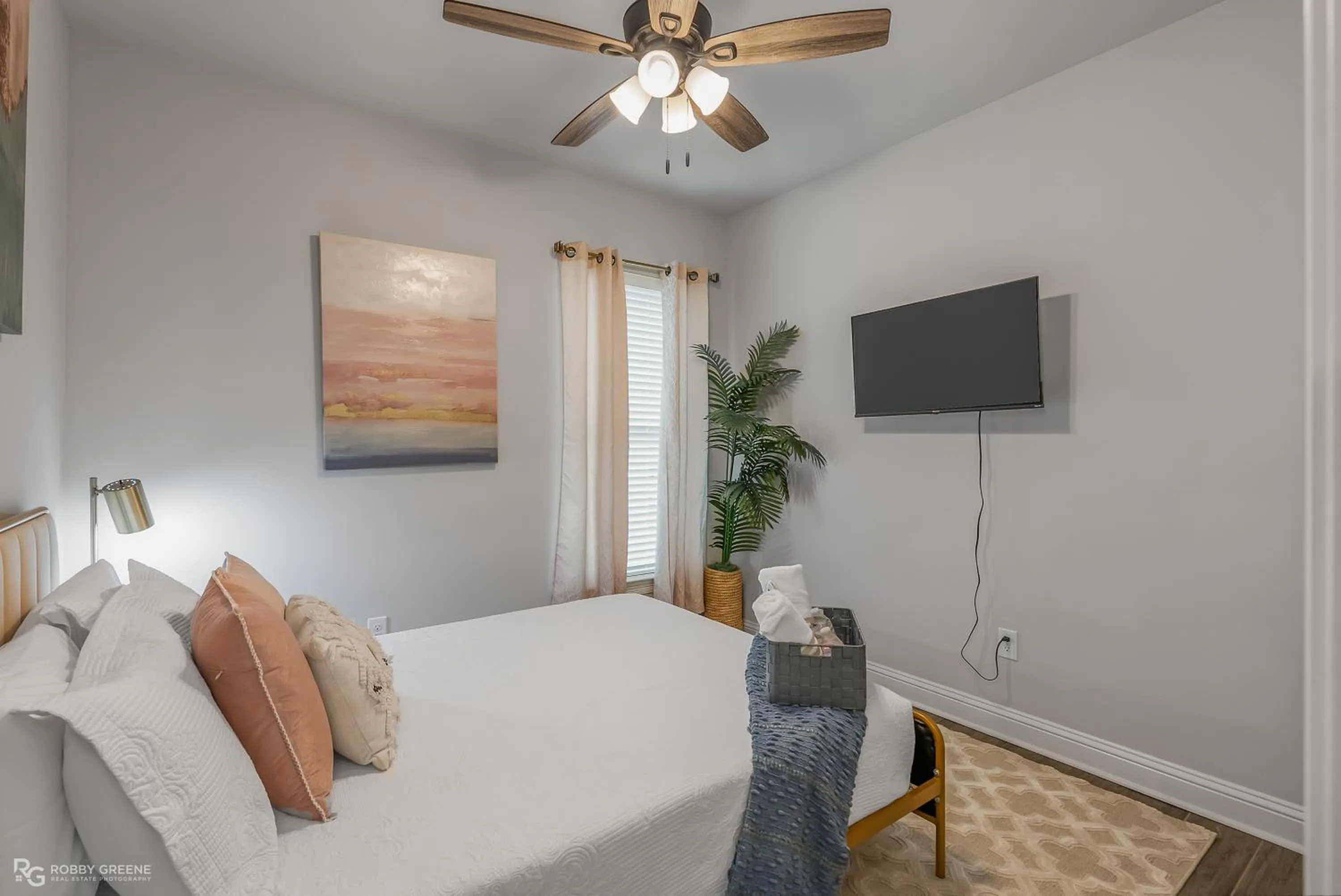 Bed in Modern Regional Art Gallery Home - Spacious & New! Tv in each room