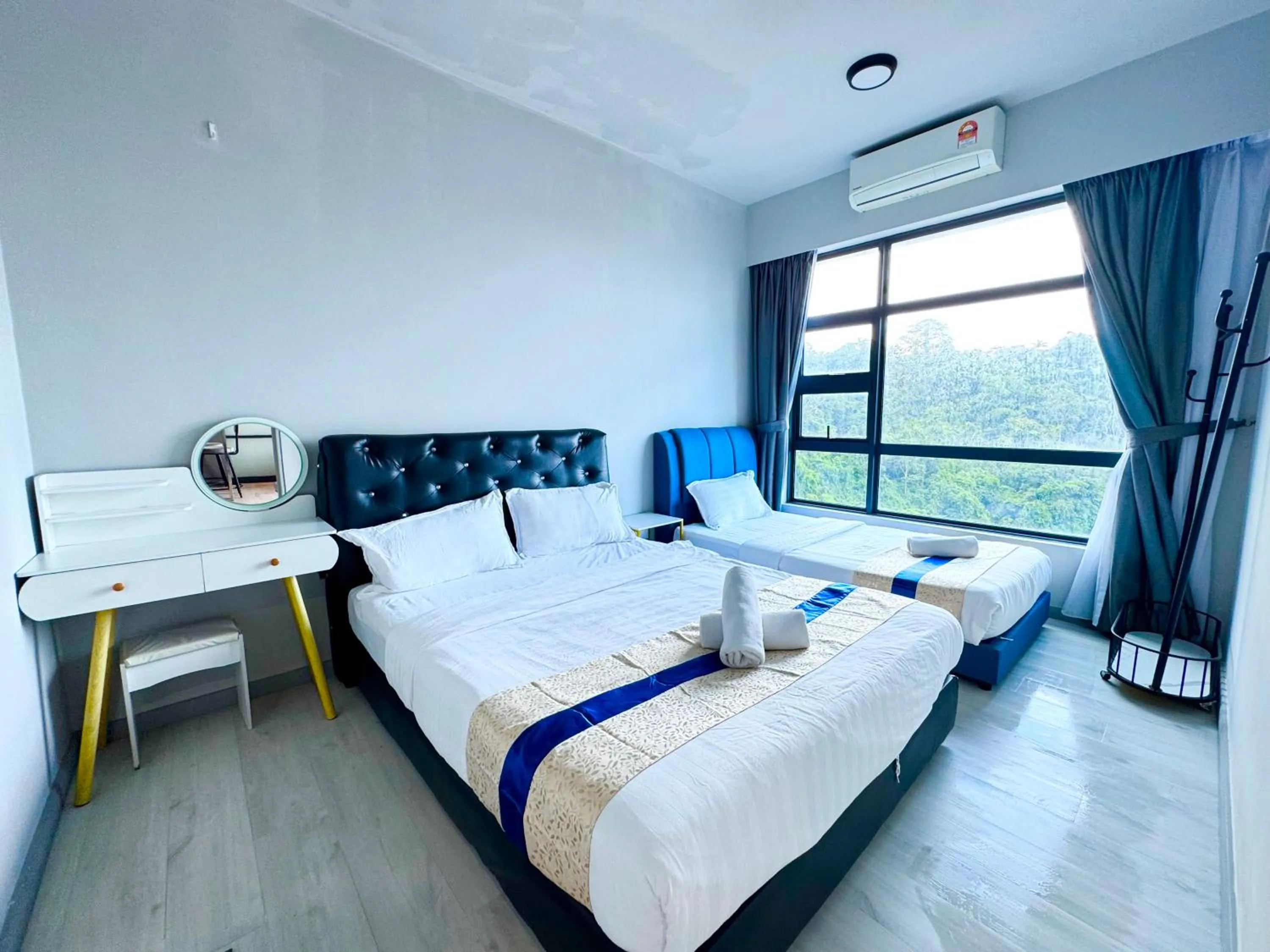 Bed in Sunset Seaview Vacation Condos @ Jesselton Quay