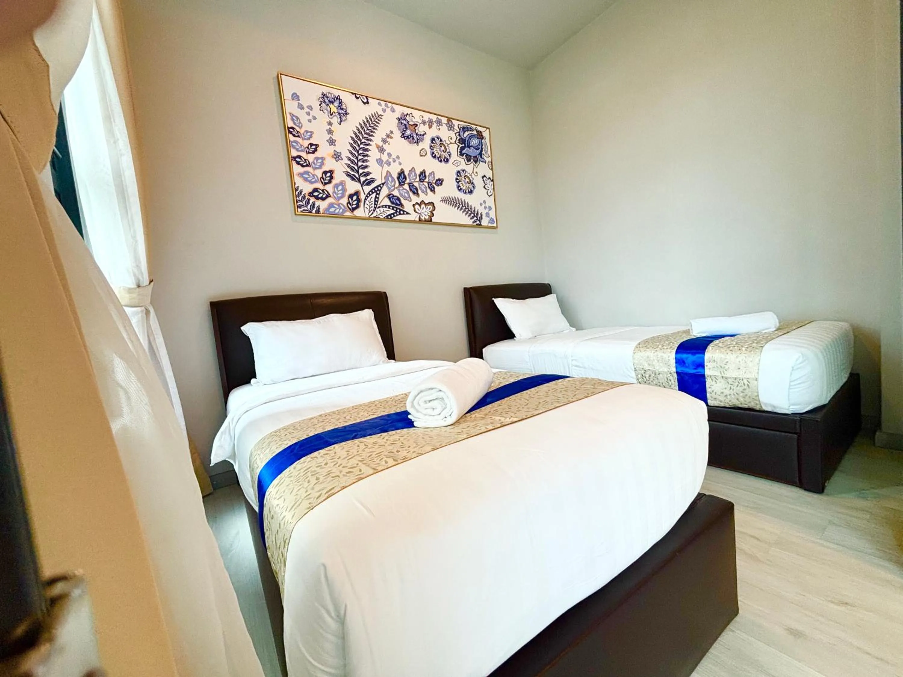 Bed in Sunset Seaview Vacation Condos @ Jesselton Quay