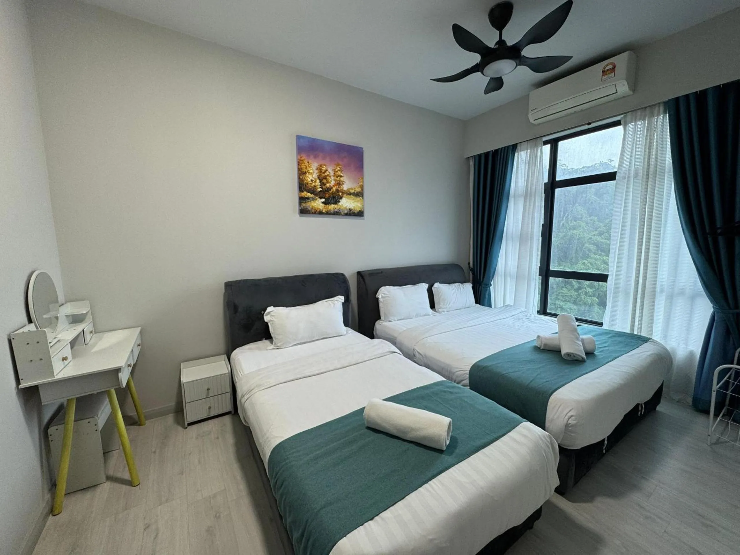 Bed in Sunset Seaview Vacation Condos @ Jesselton Quay