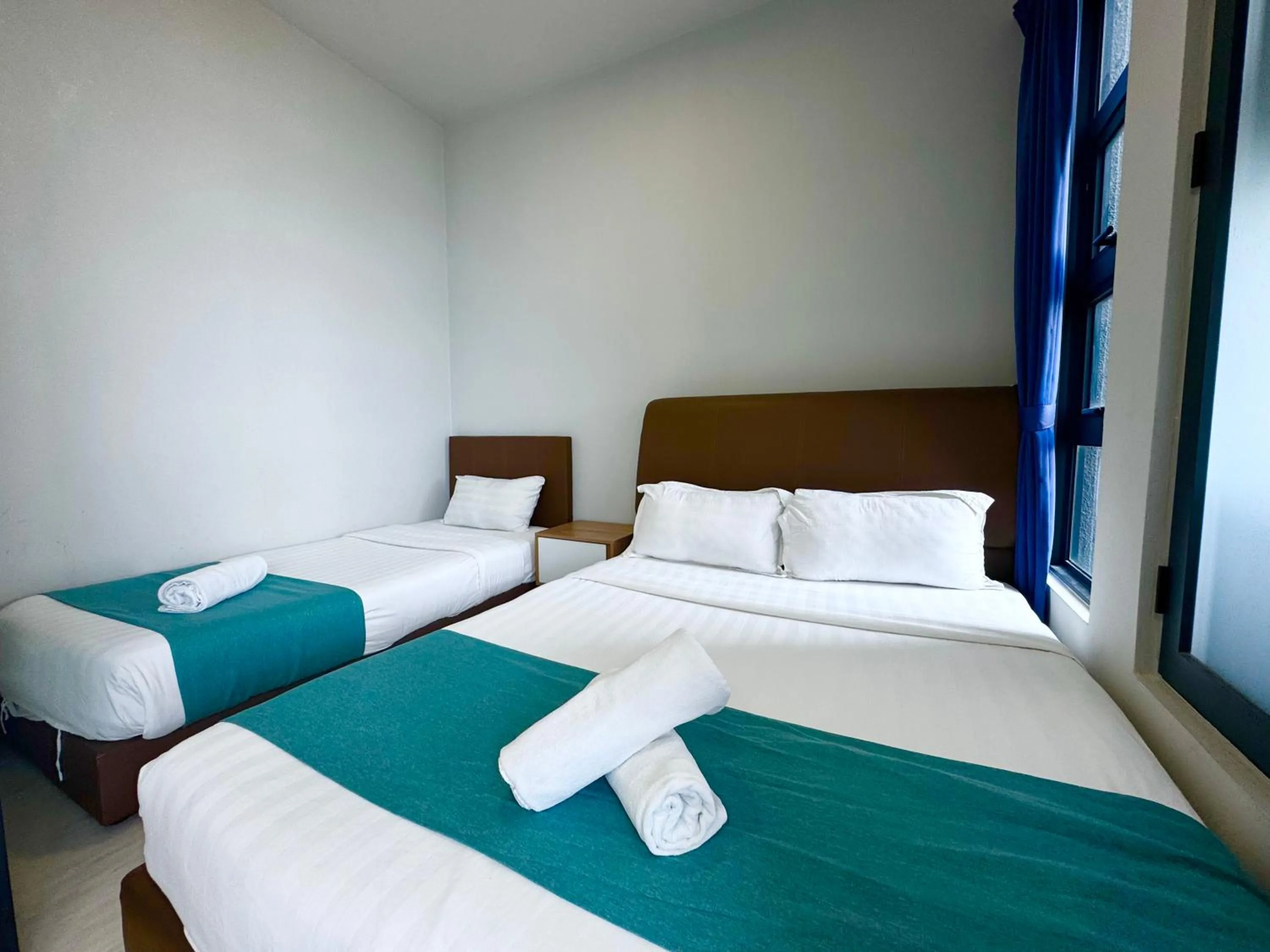 Bed in Sunset Seaview Vacation Condos @ Jesselton Quay