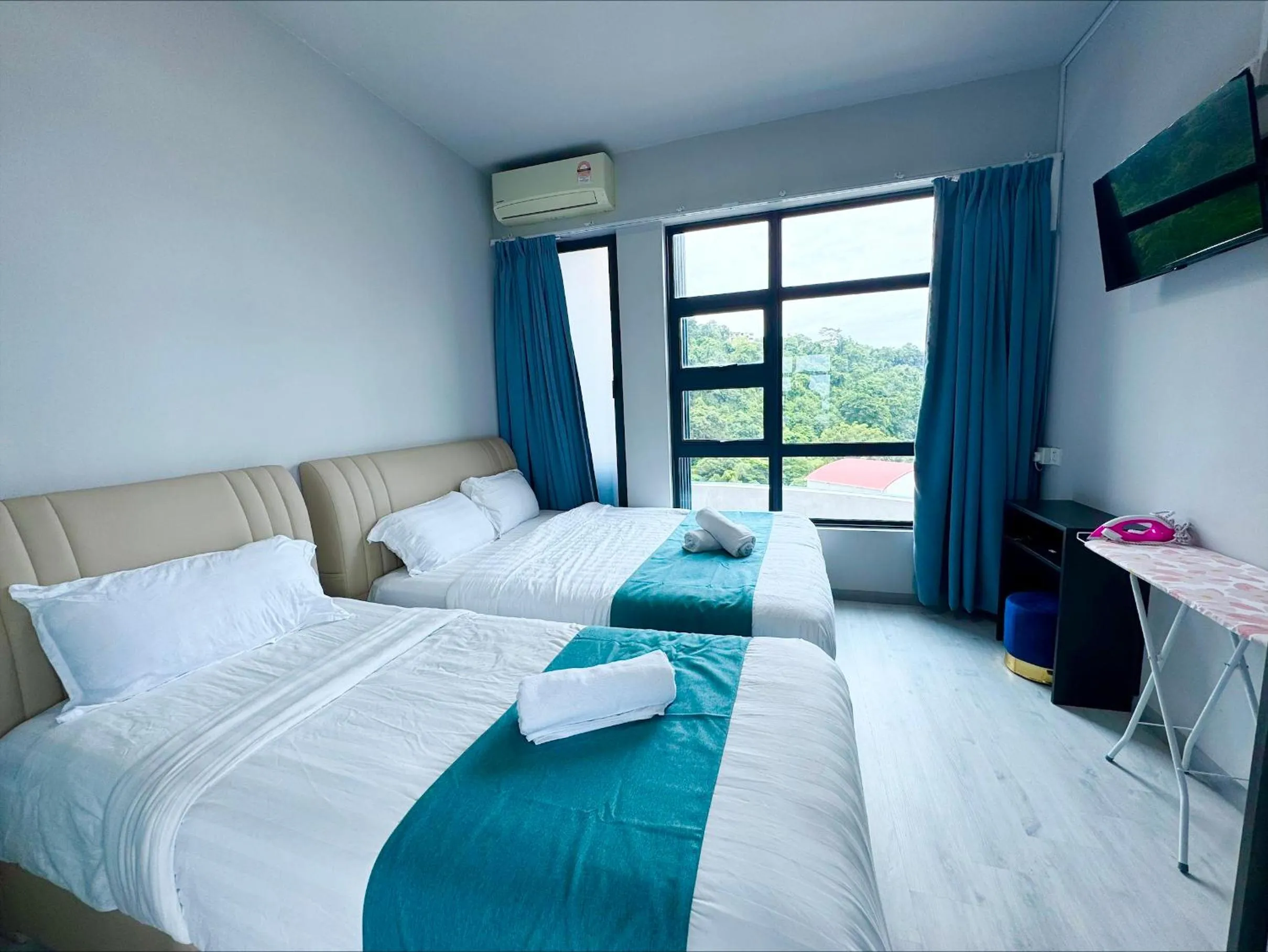 Bed in Sunset Seaview Vacation Condos @ Jesselton Quay