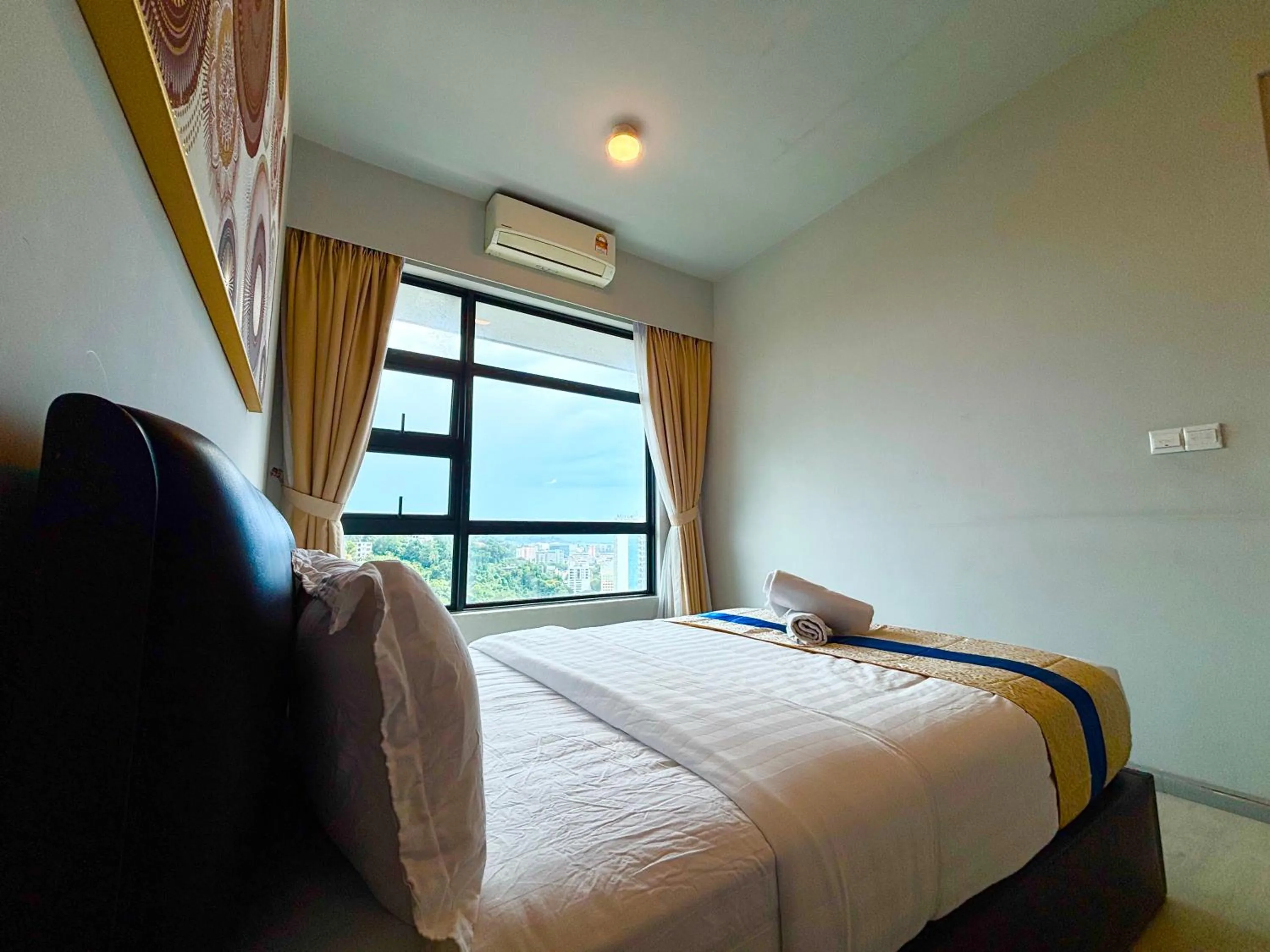 Bed in Sunset Seaview Vacation Condos @ Jesselton Quay