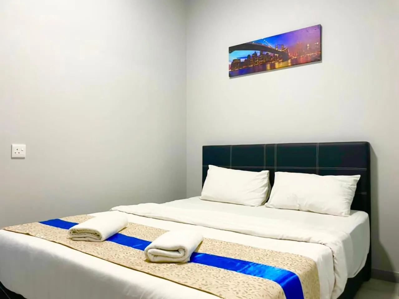 Bed in Sunset Seaview Vacation Condos @ Jesselton Quay