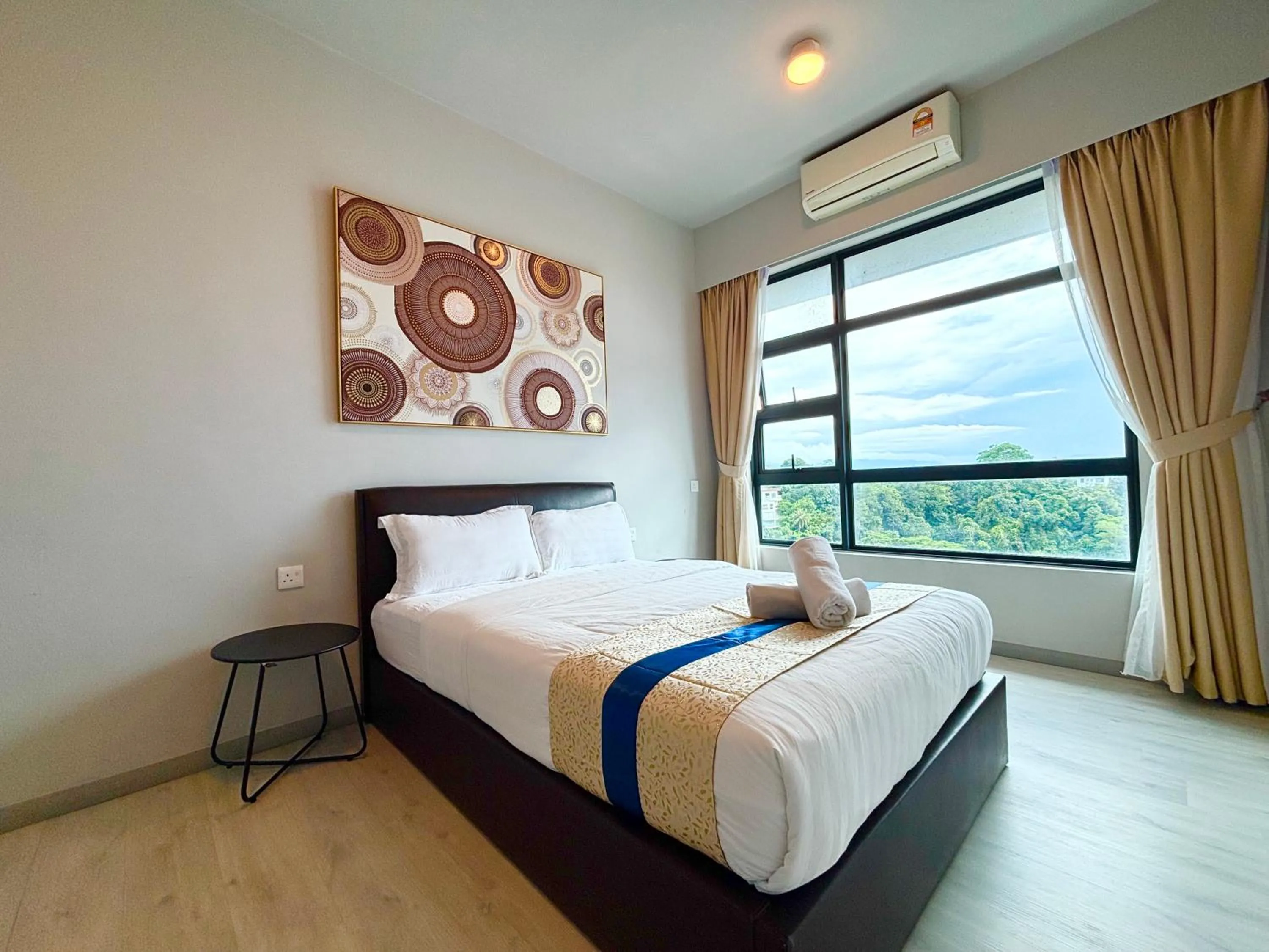 Bed in Sunset Seaview Vacation Condos @ Jesselton Quay