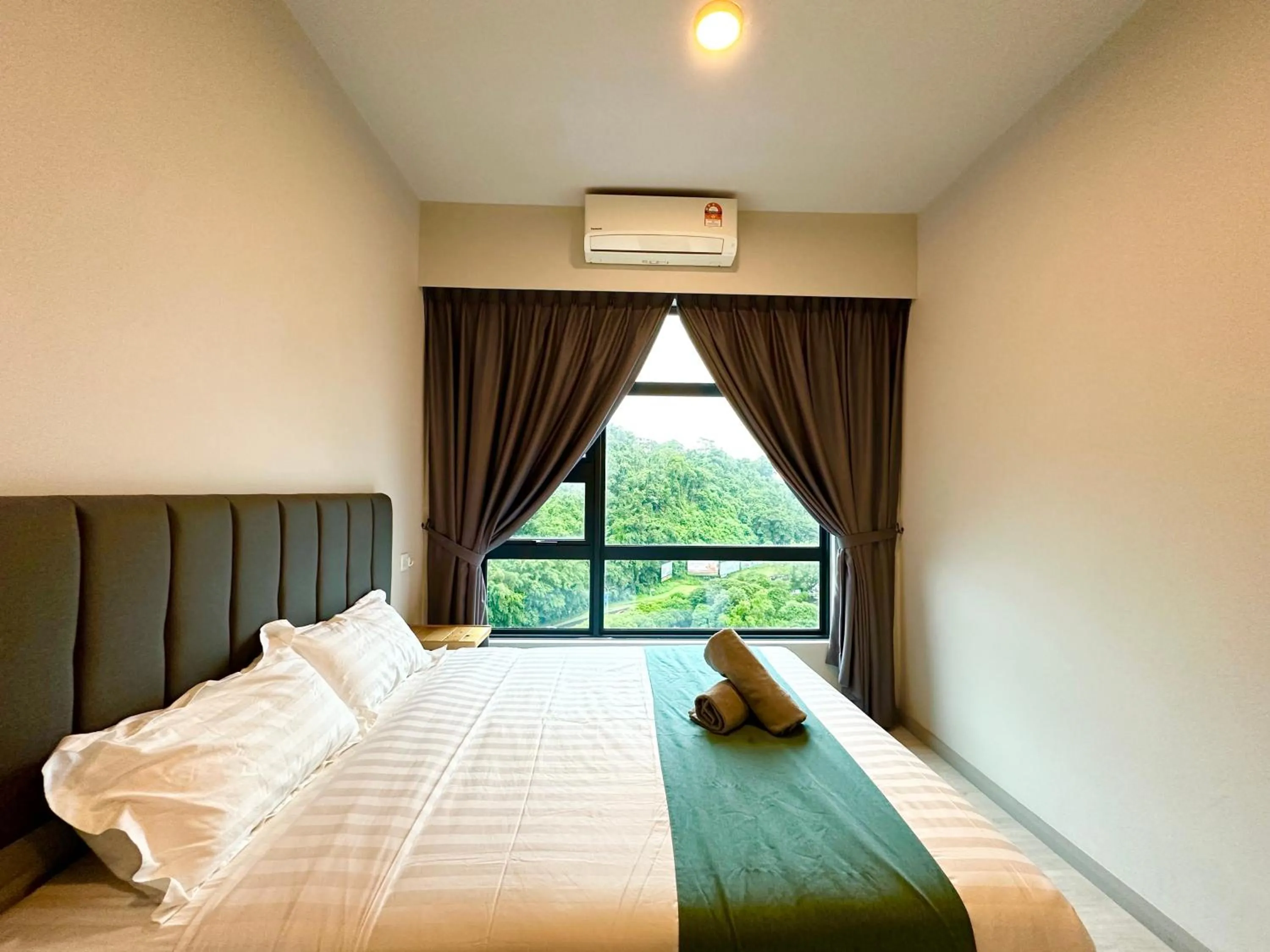 Bed in Sunset Seaview Vacation Condos @ Jesselton Quay