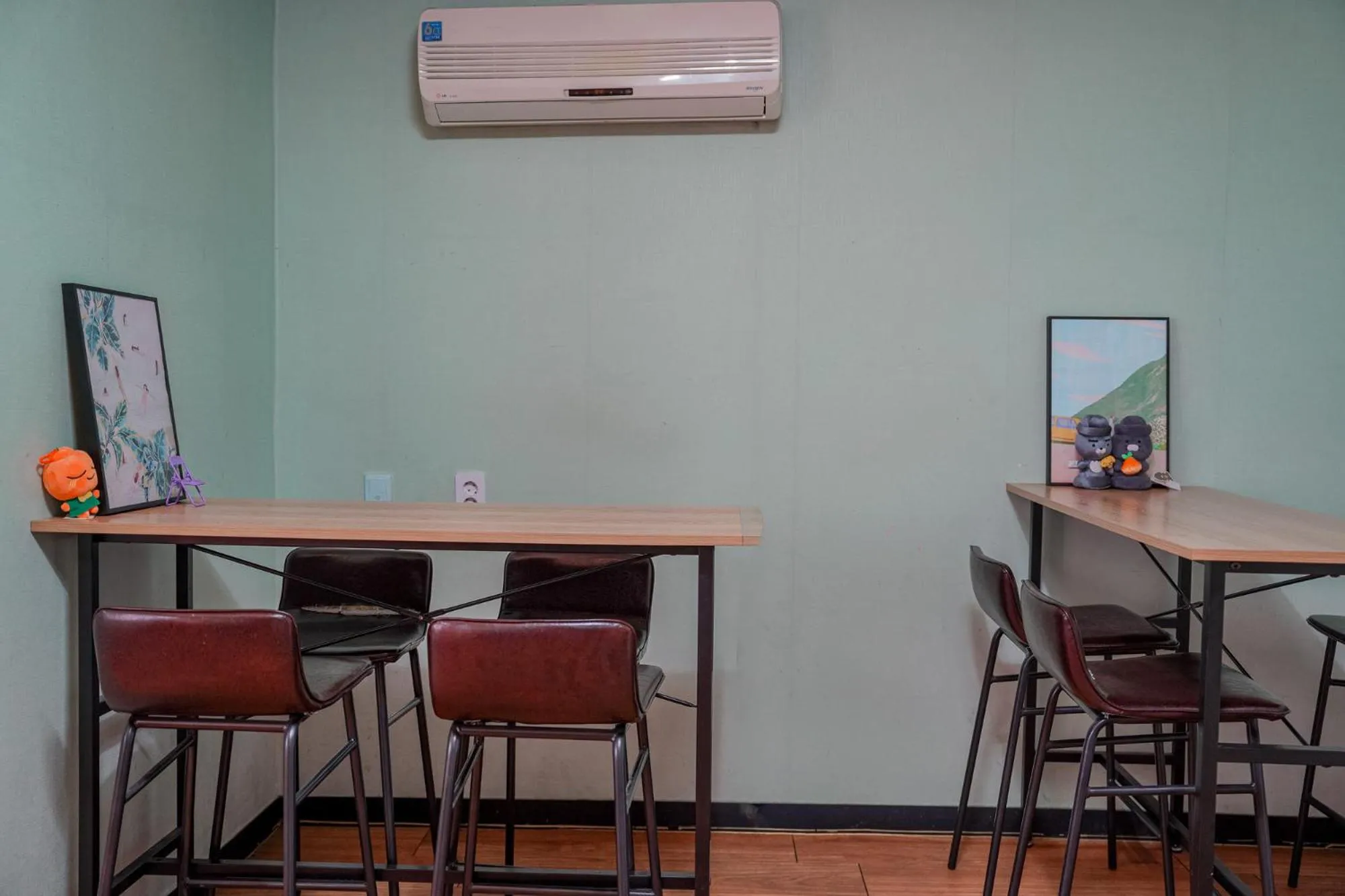 Dining area in ttottot Jeju Backpackers