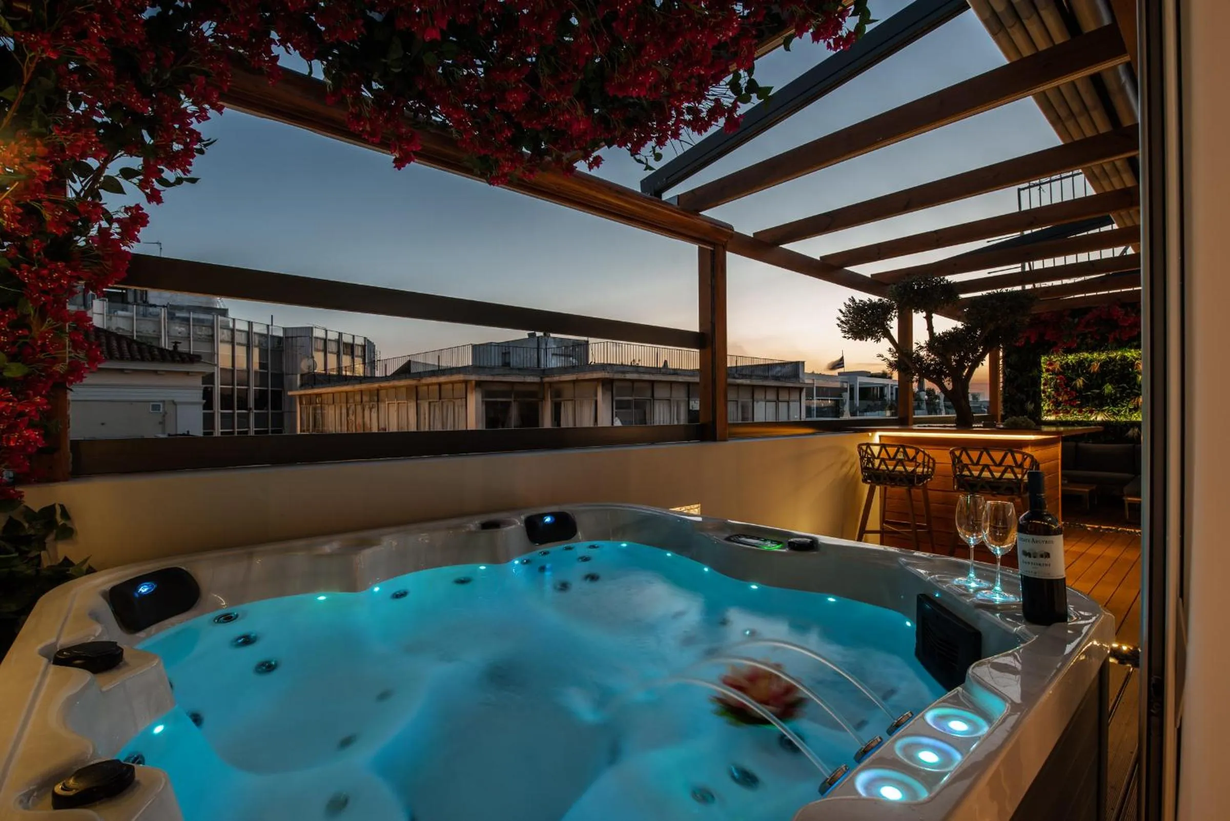 Hot Tub in Ethereal Athεns