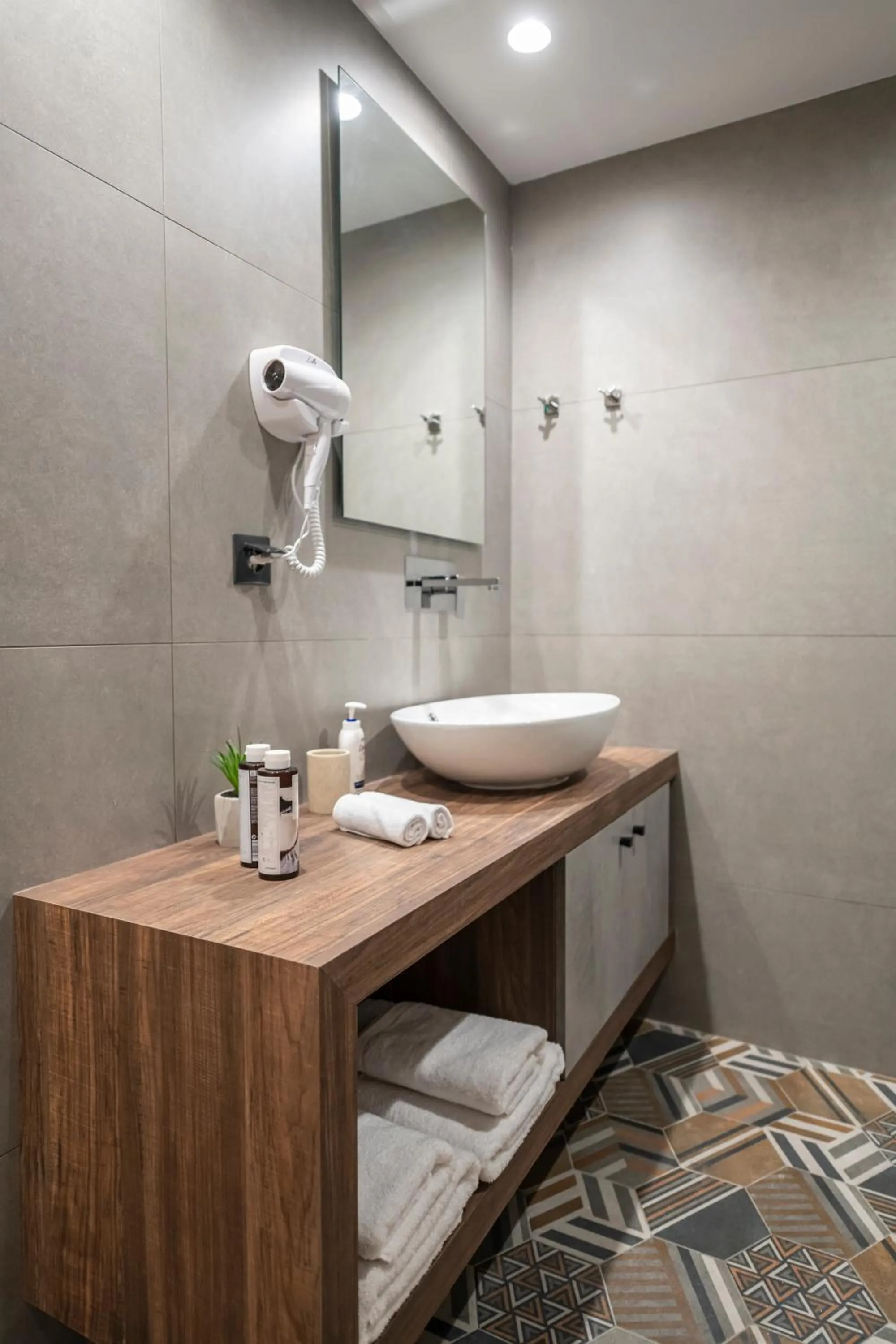 Bathroom in Ethereal Athεns