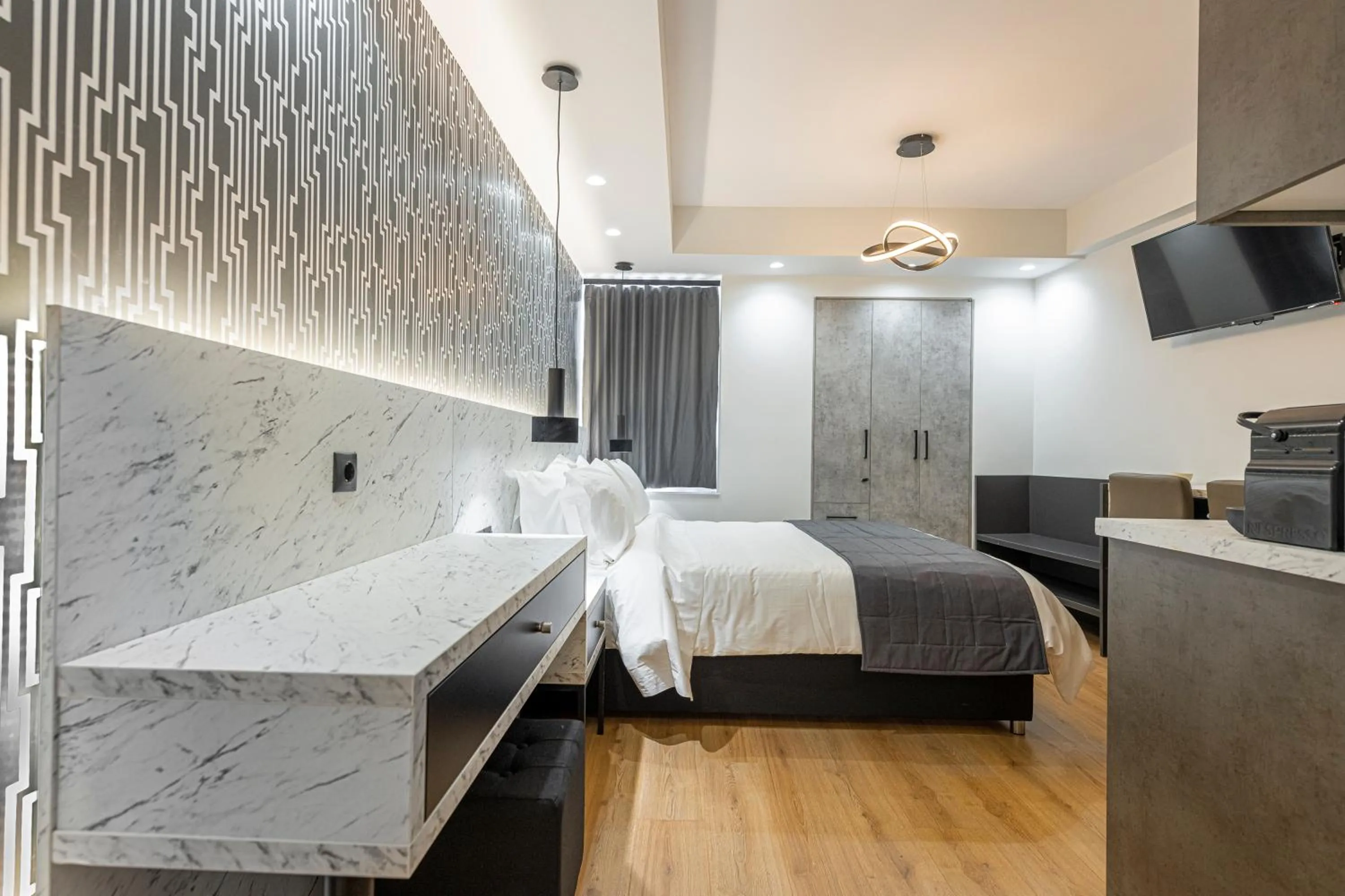 Photo of the whole room, Bed in Ethereal Athεns