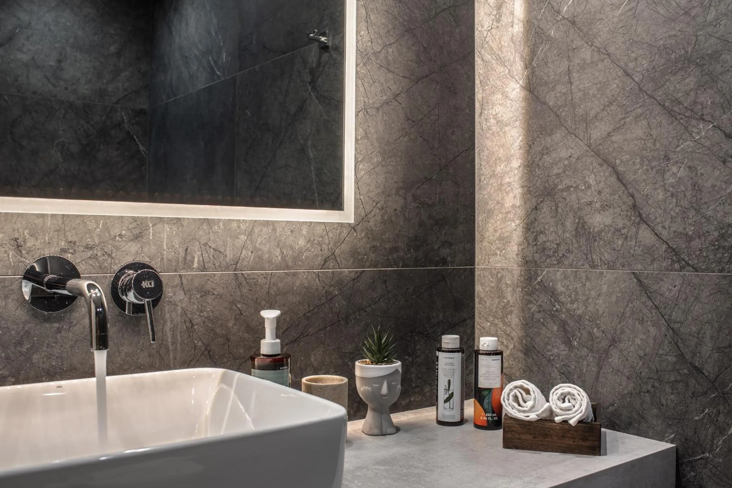 Bathroom in Ethereal Athεns