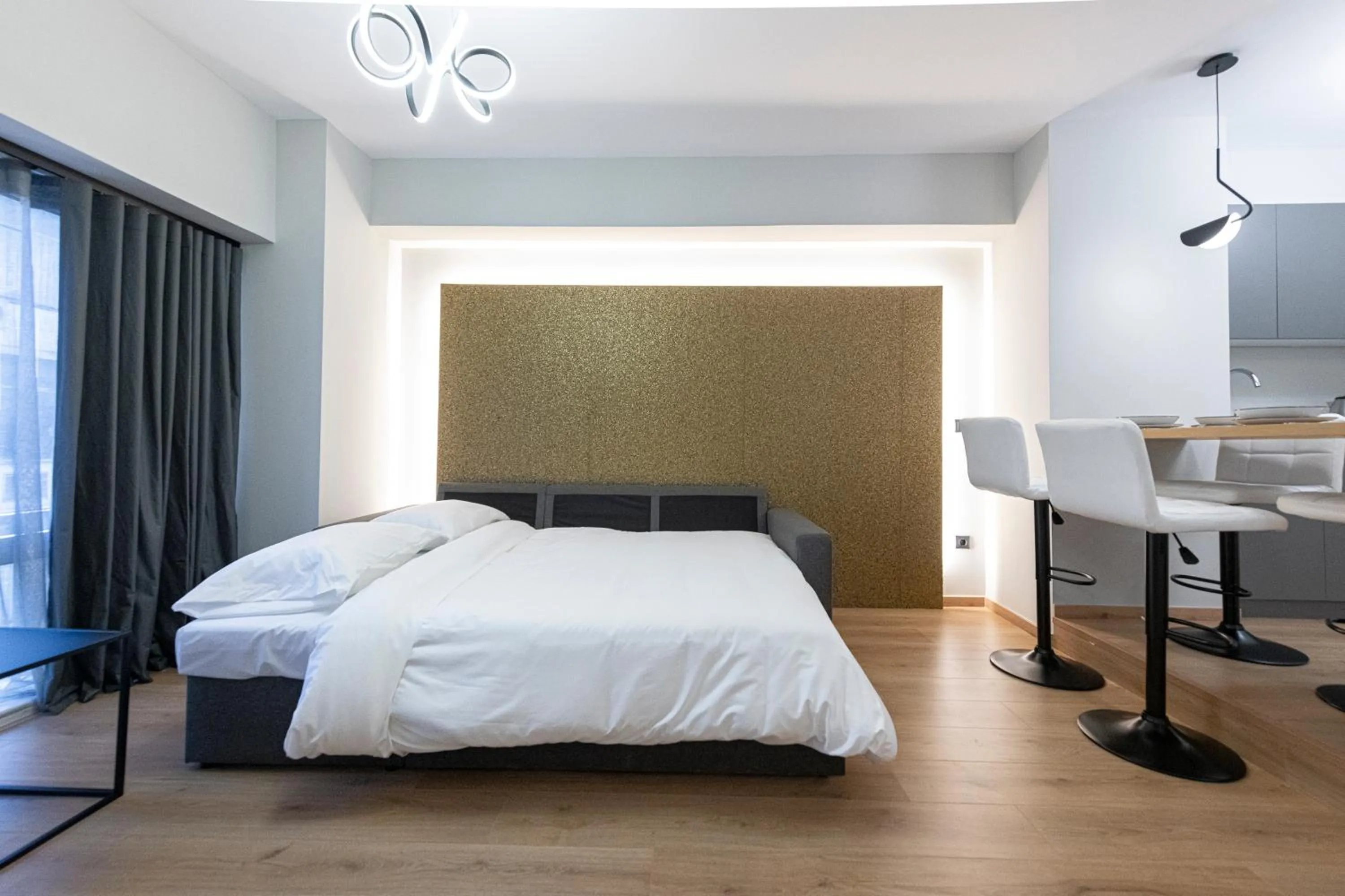 Bed in Ethereal Athεns