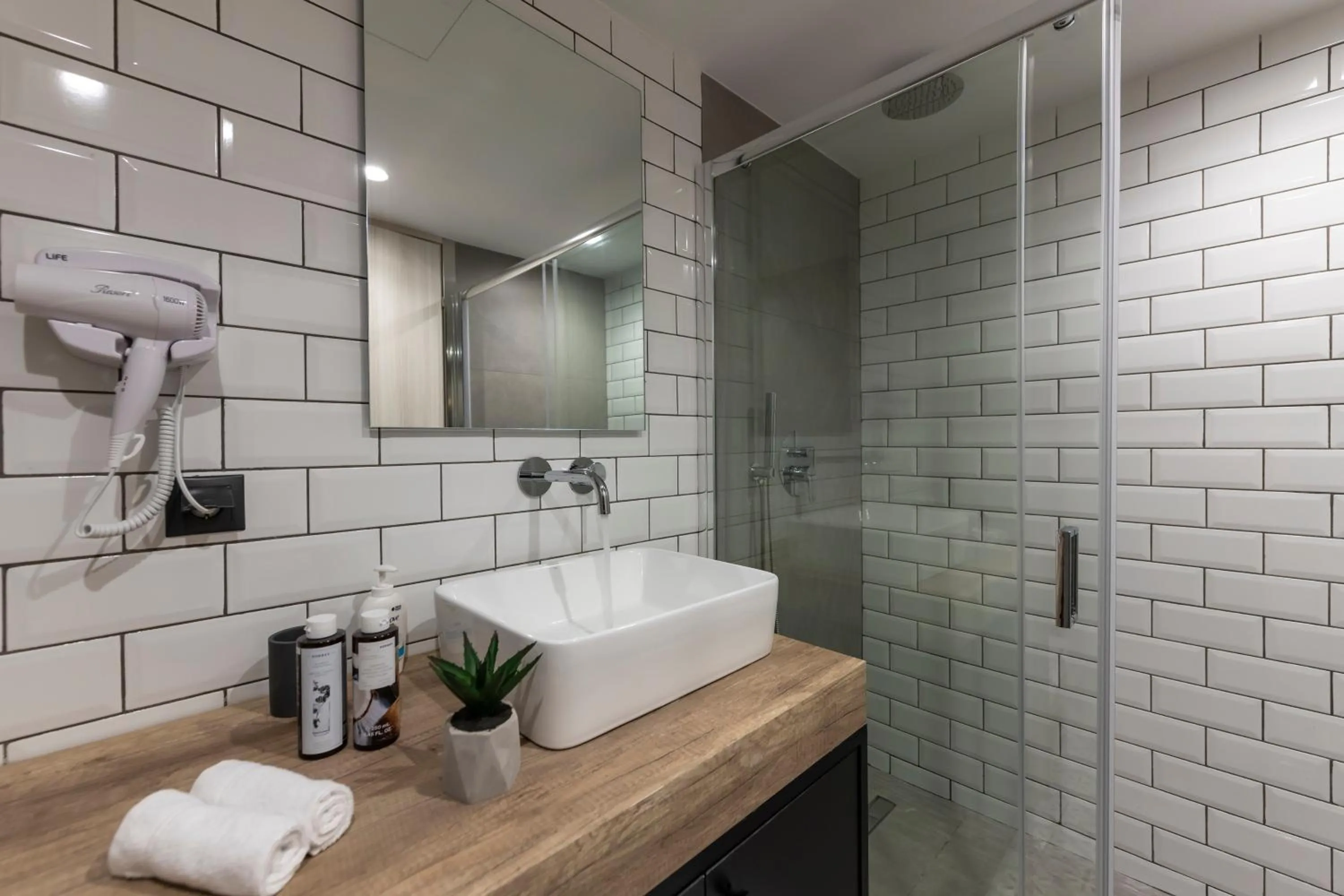 Bathroom in Ethereal Athεns