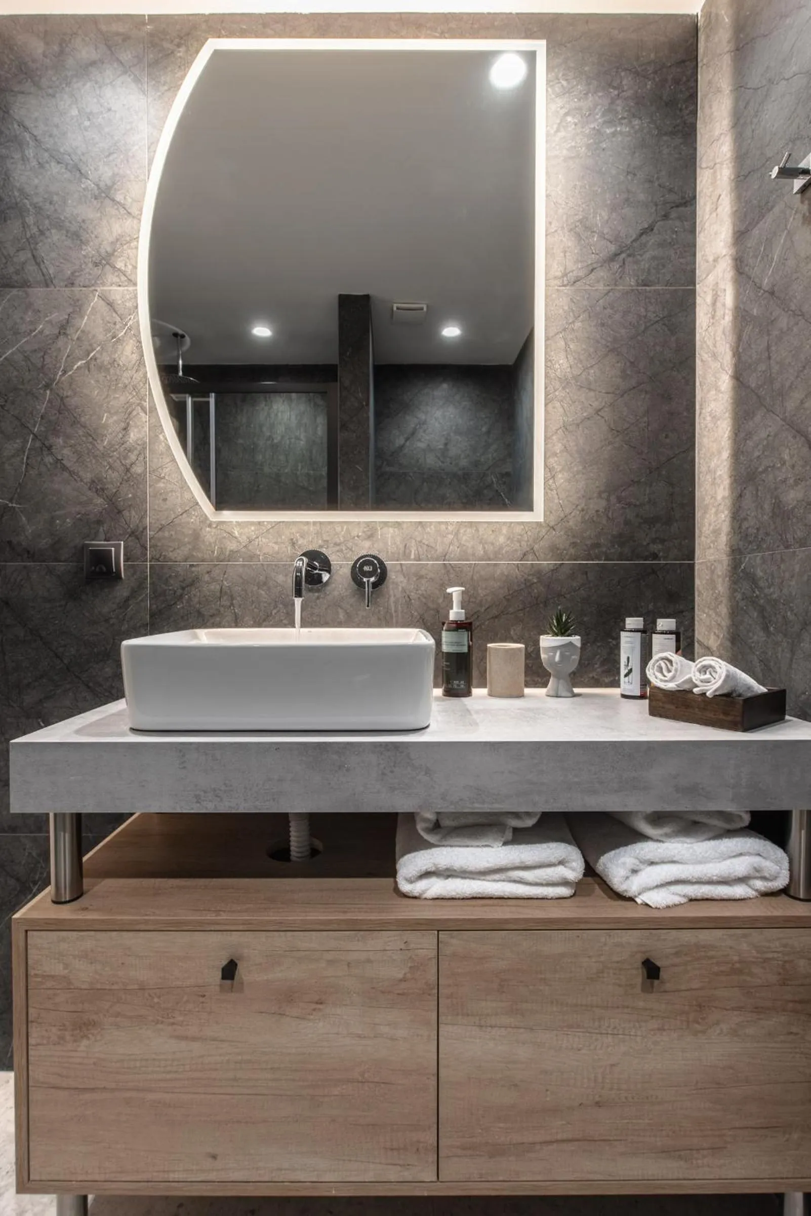 Bathroom in Ethereal Athεns